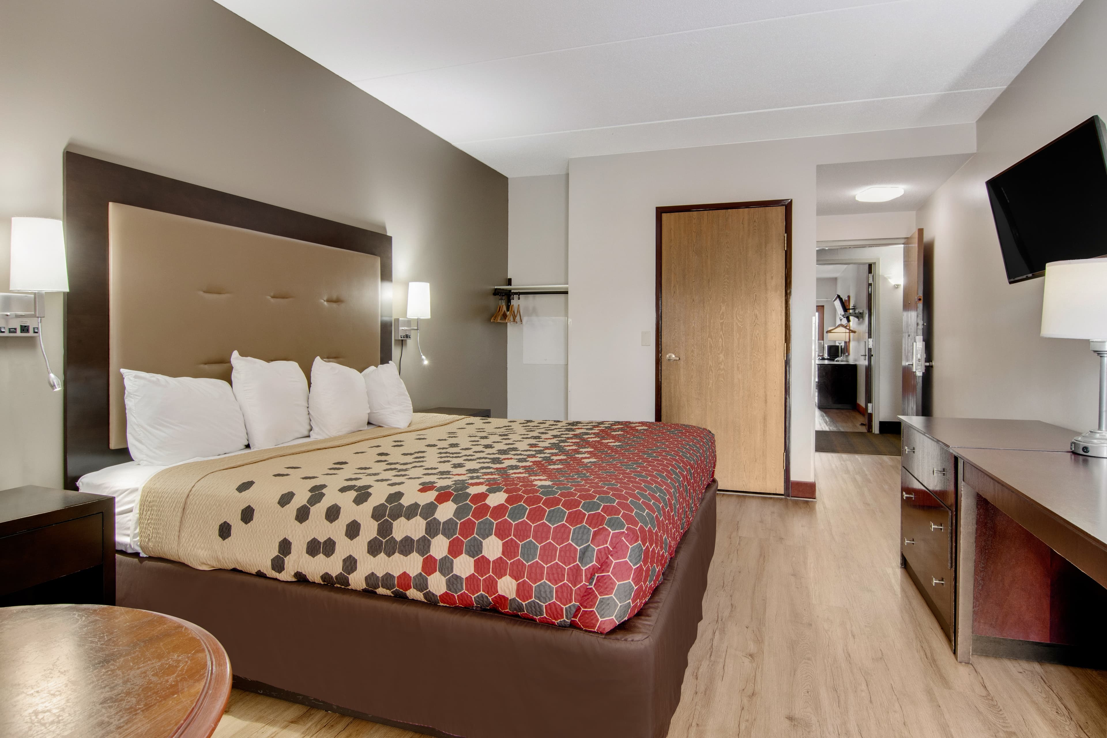 Econo Lodge Cadillac — 8