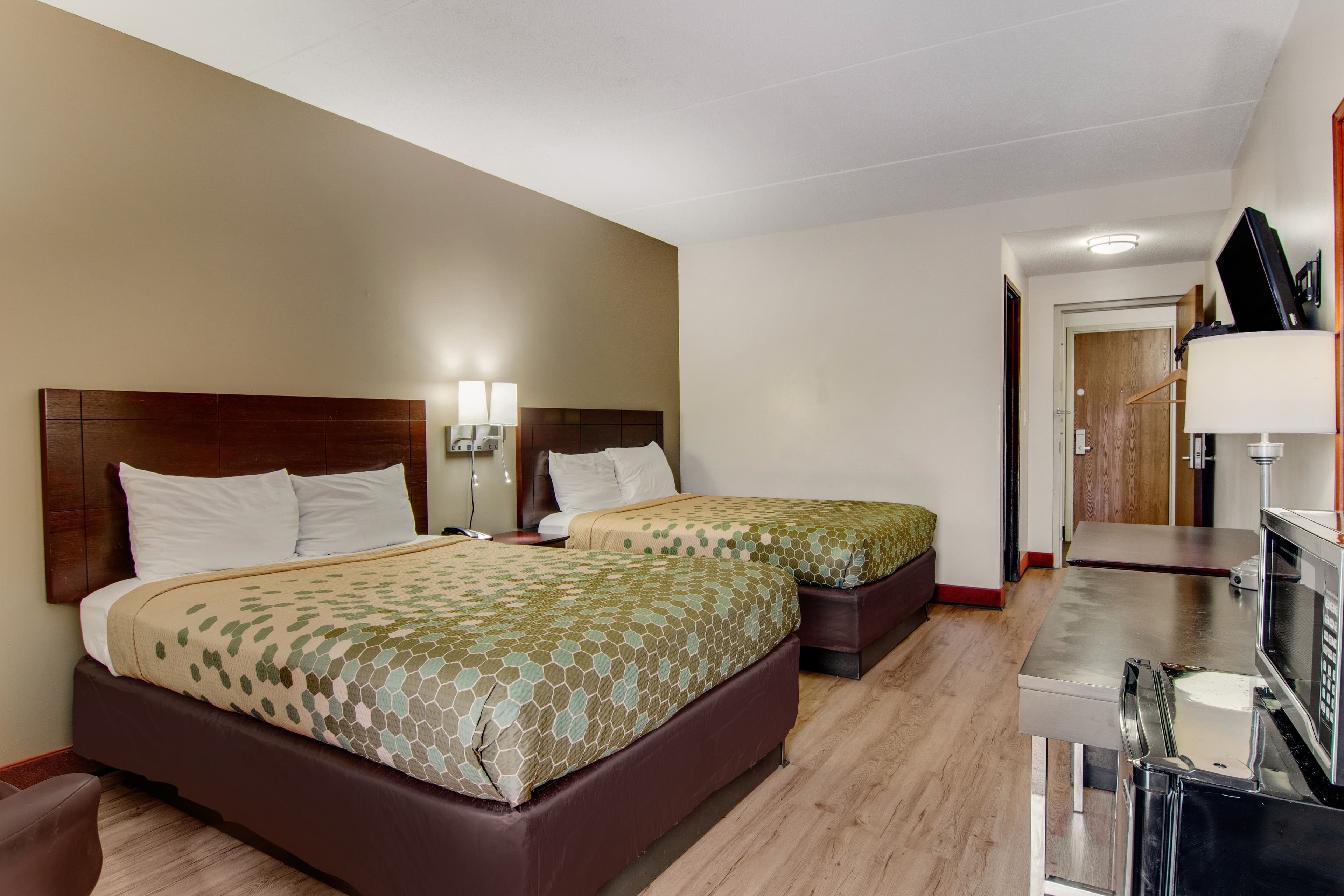 Econo Lodge Cadillac — 11