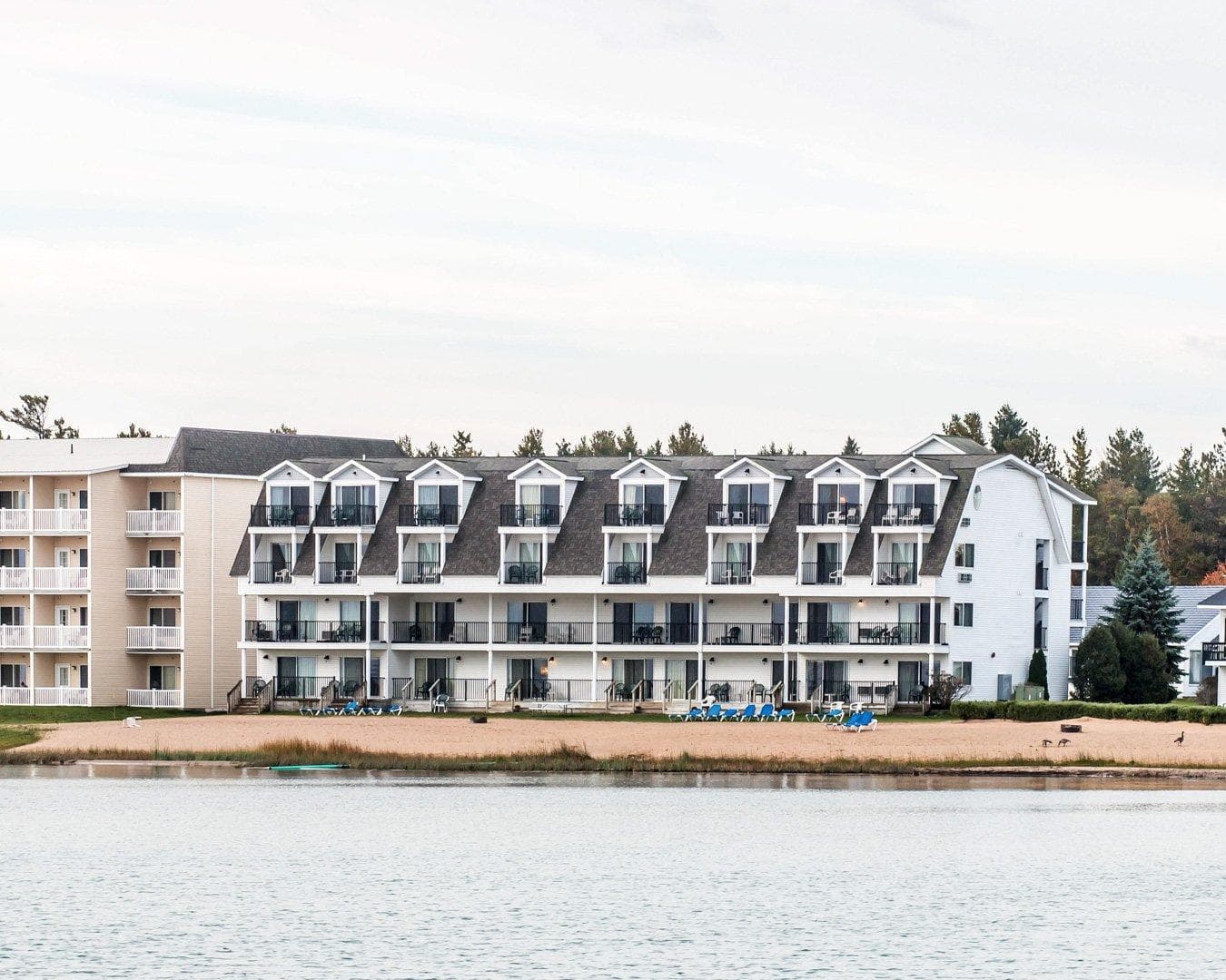 Quality Inn & Suites Mackinaw City Beachfront - Image 1