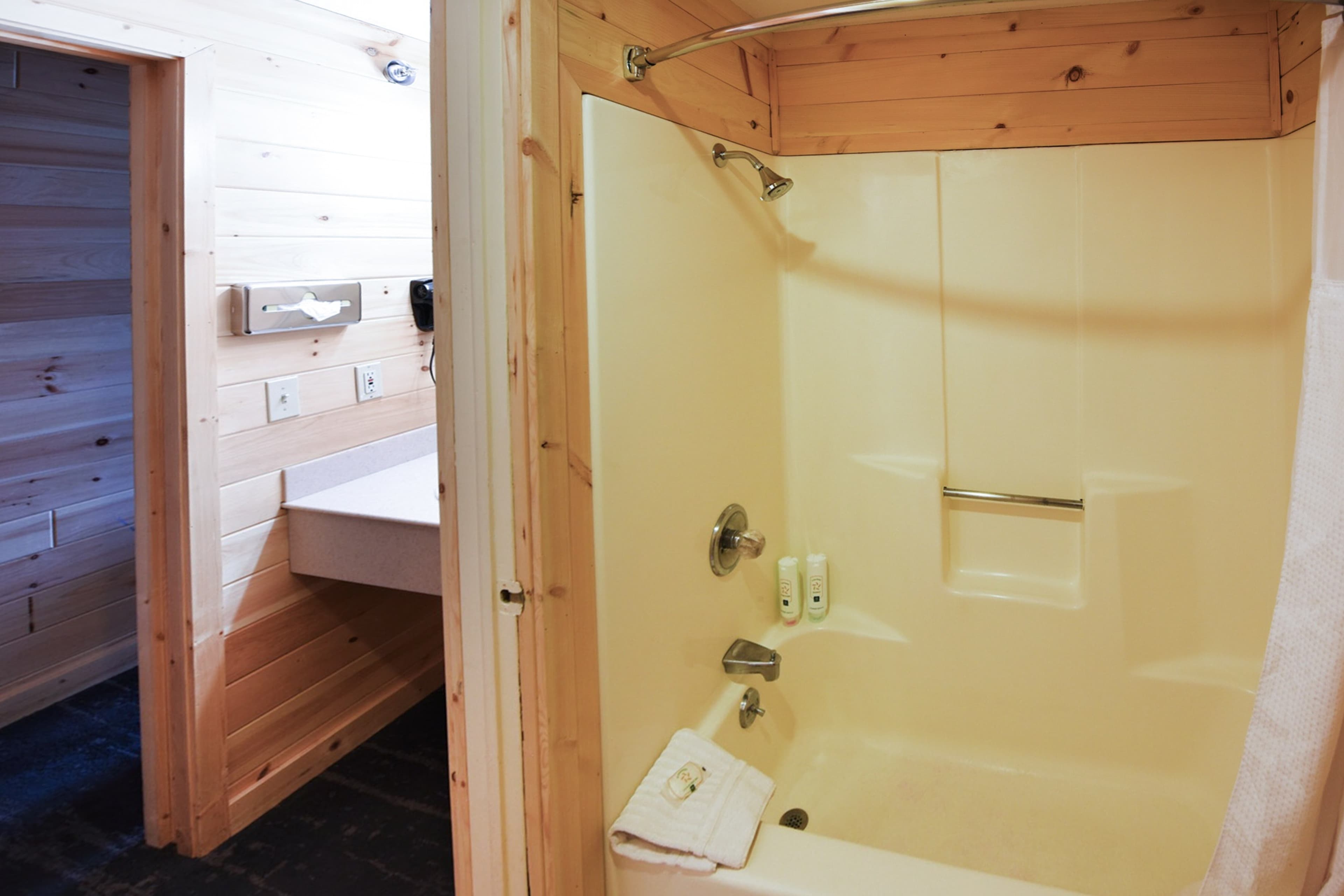 Quality Inn & Suites Mackinaw City Beachfront — 7