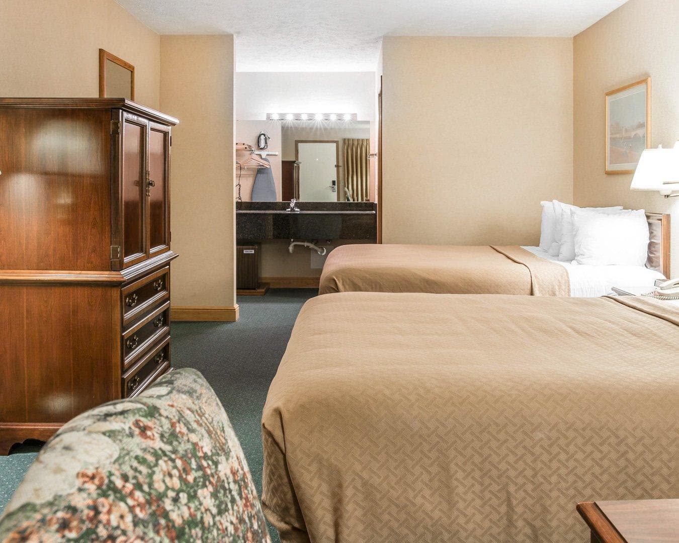 Quality Inn & Suites Mackinaw City Beachfront - Image 2
