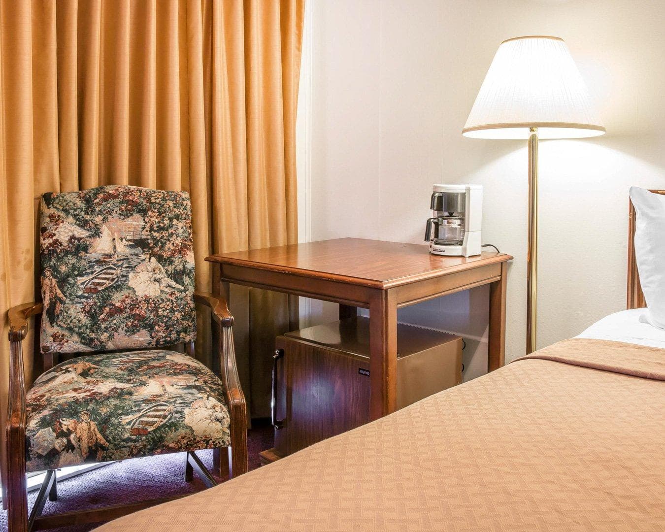 Quality Inn & Suites Mackinaw City Beachfront — 13