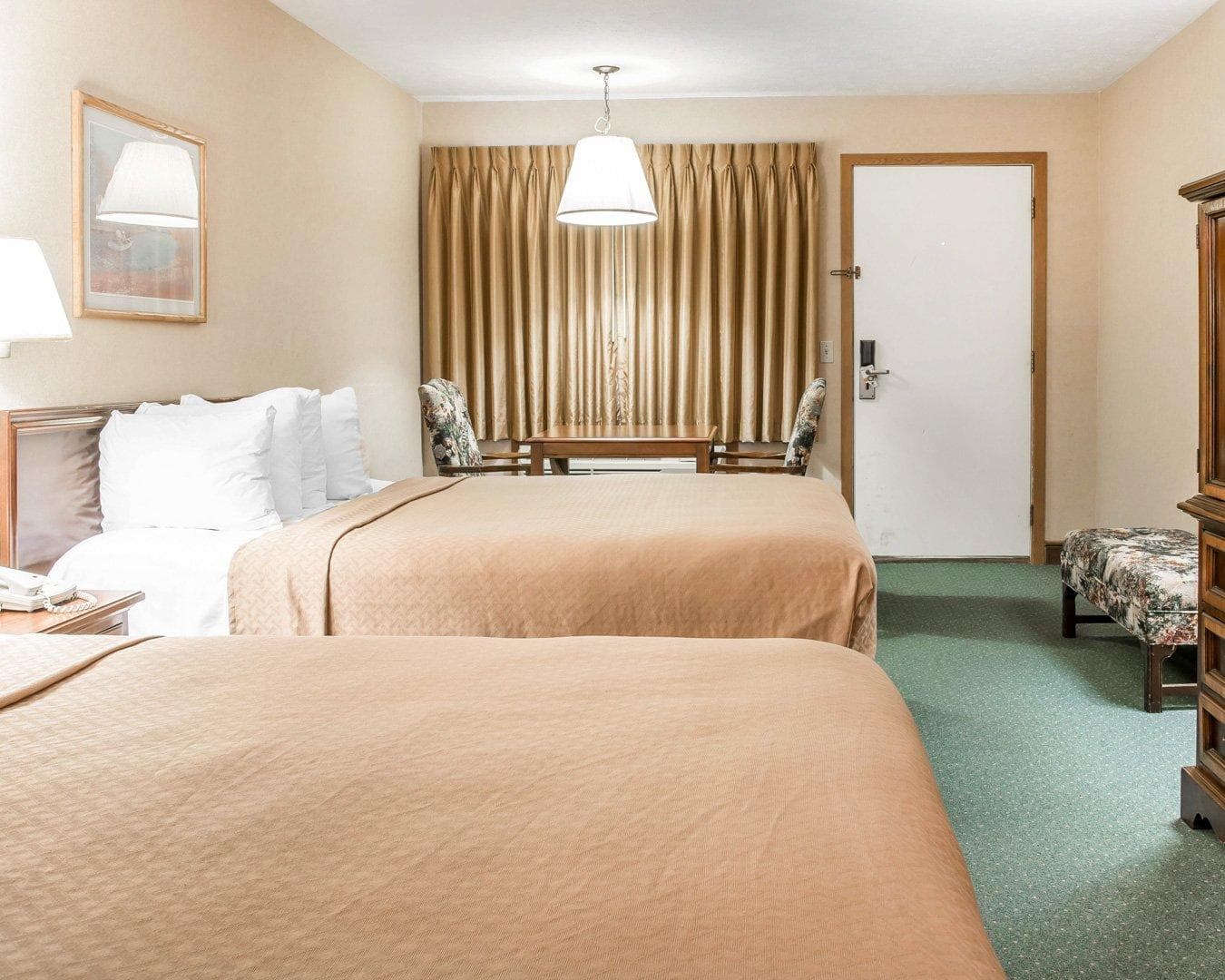 Quality Inn & Suites Mackinaw City Beachfront - Image 3
