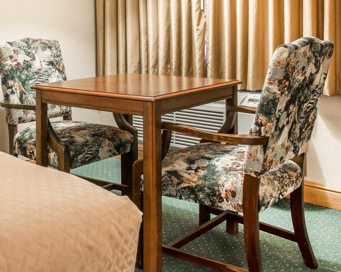 Quality Inn & Suites Mackinaw City Beachfront - Image 4
