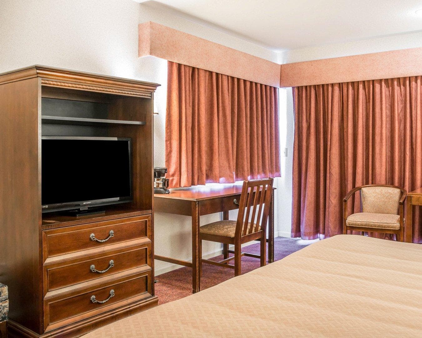 Quality Inn & Suites Mackinaw City Beachfront — 7
