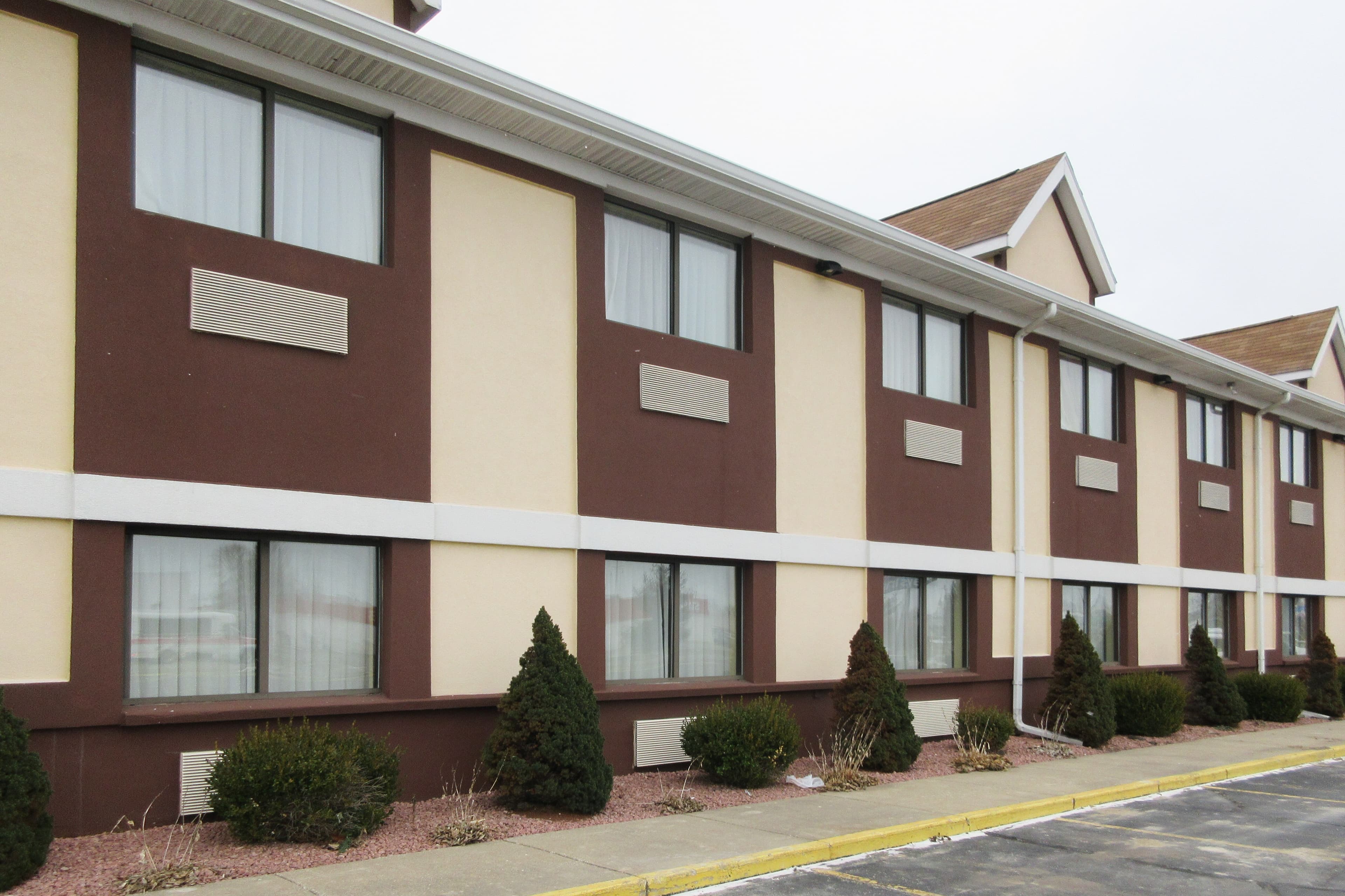 Quality Inn & Suites Benton Harbor - St. Joseph - Image 1