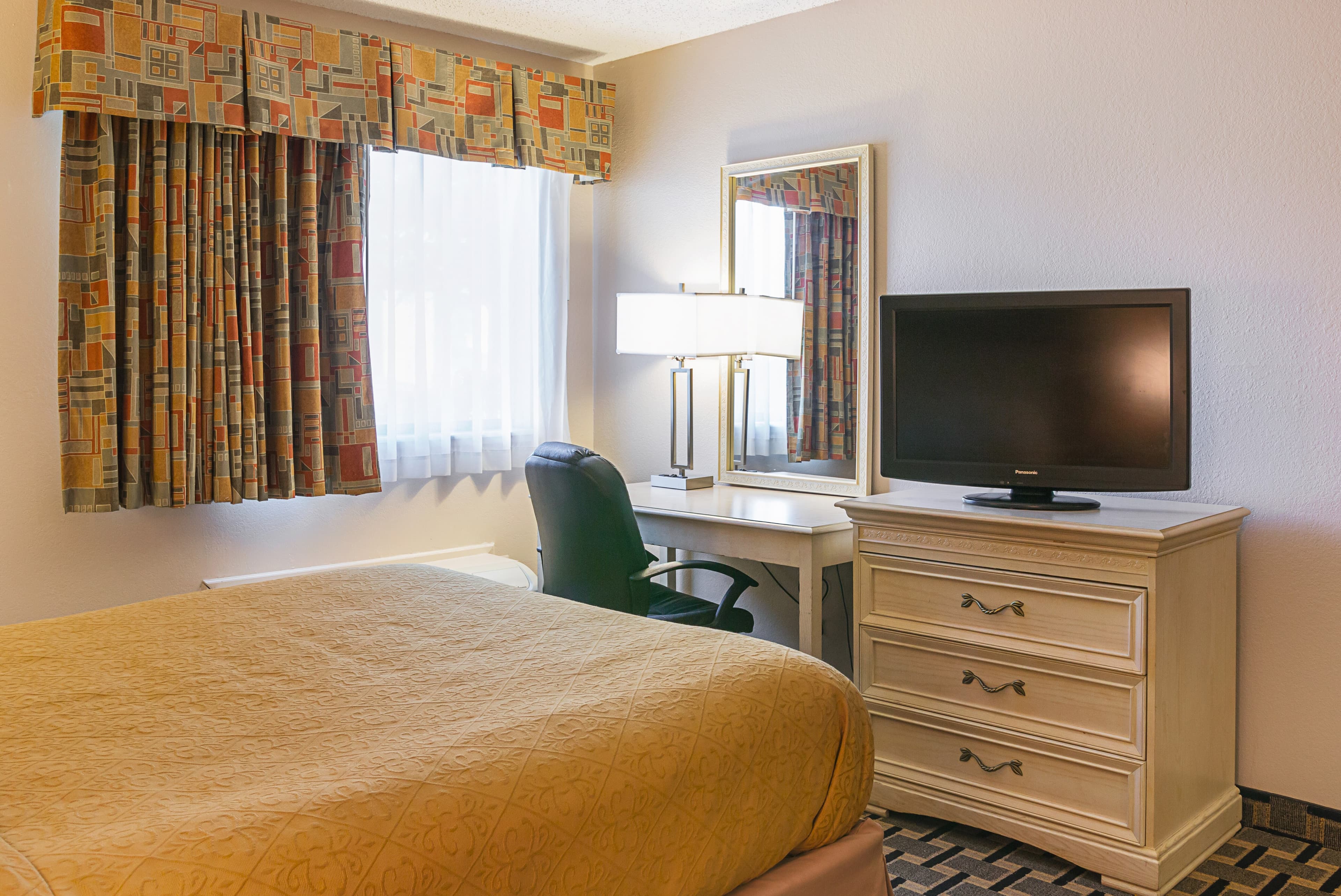 Quality Inn & Suites Detroit Metro Airport - Image 2