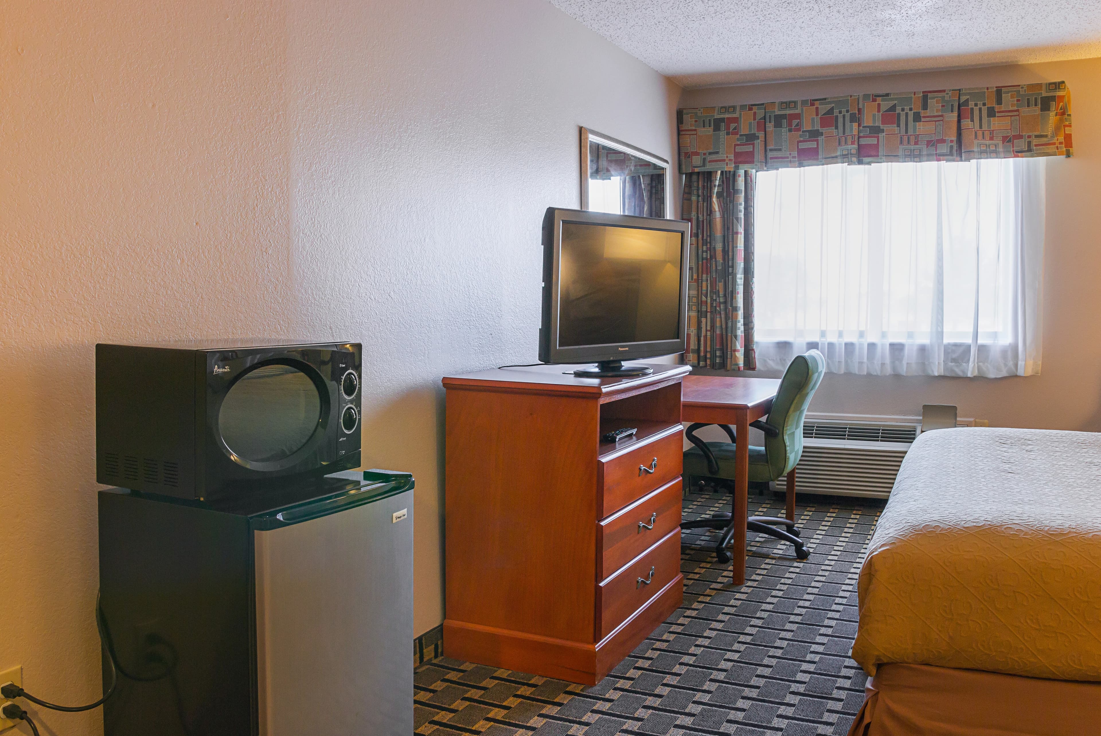 Quality Inn & Suites Detroit Metro Airport — 10