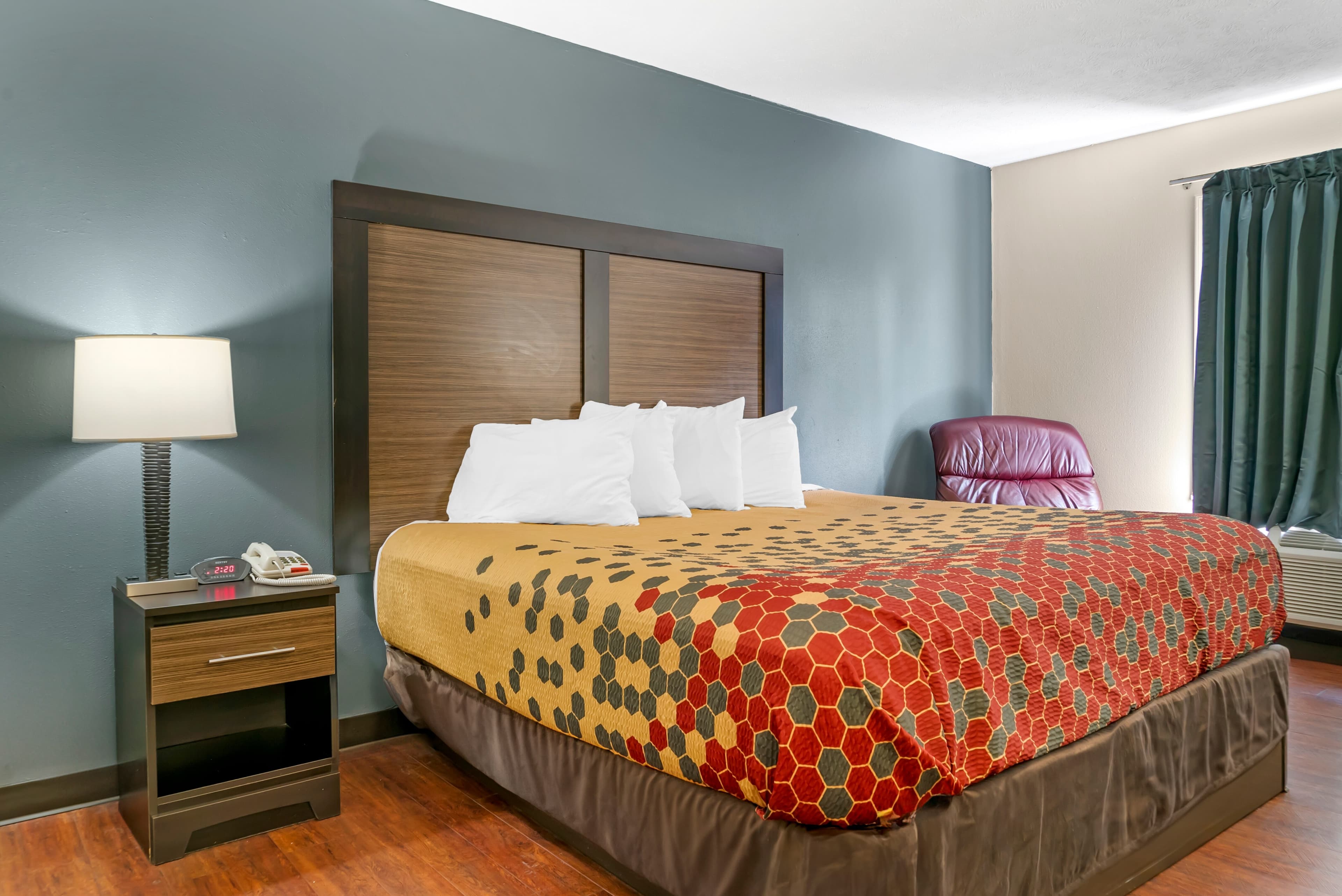 Econo Lodge Traverse City South — 10