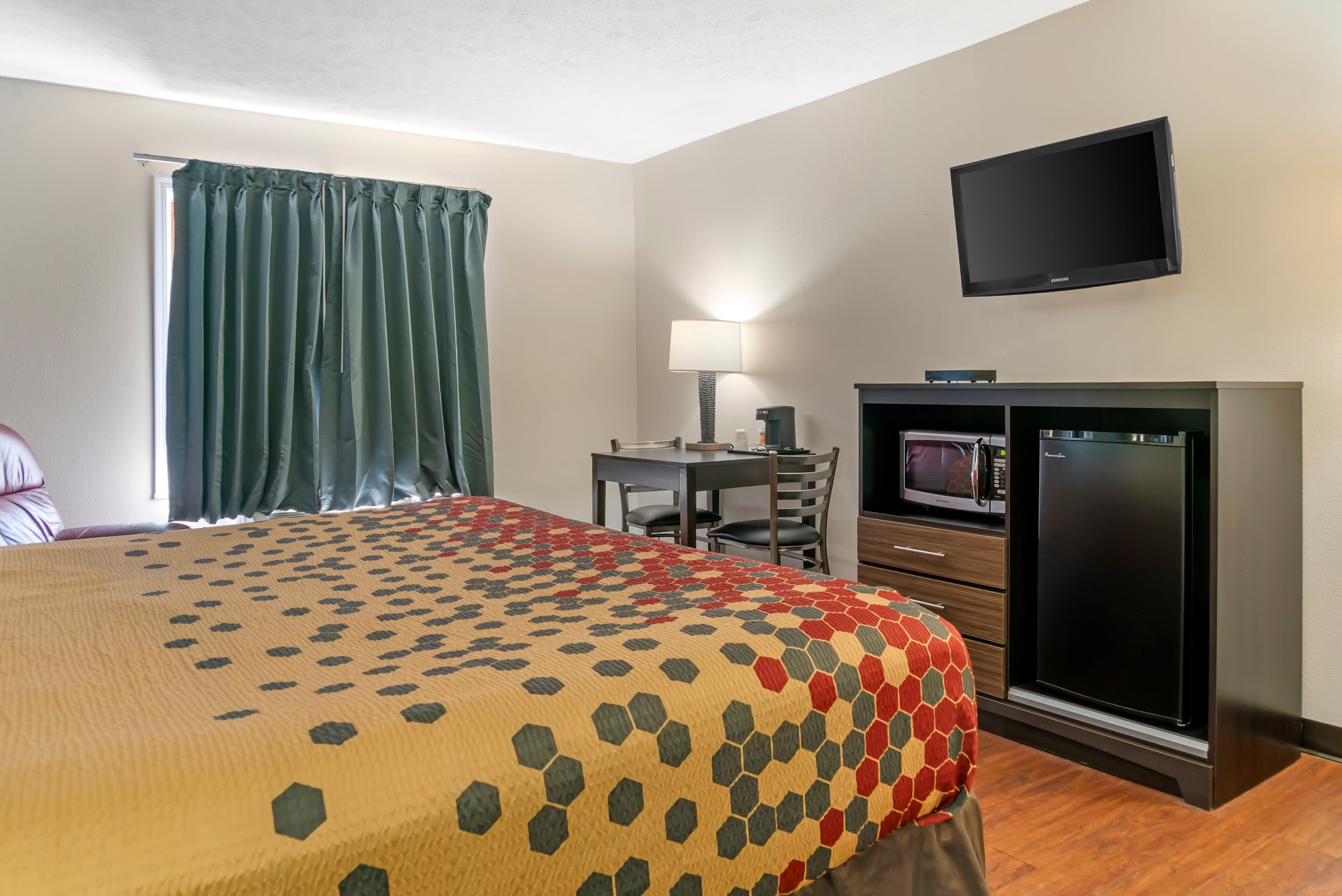 Econo Lodge Traverse City South — 12