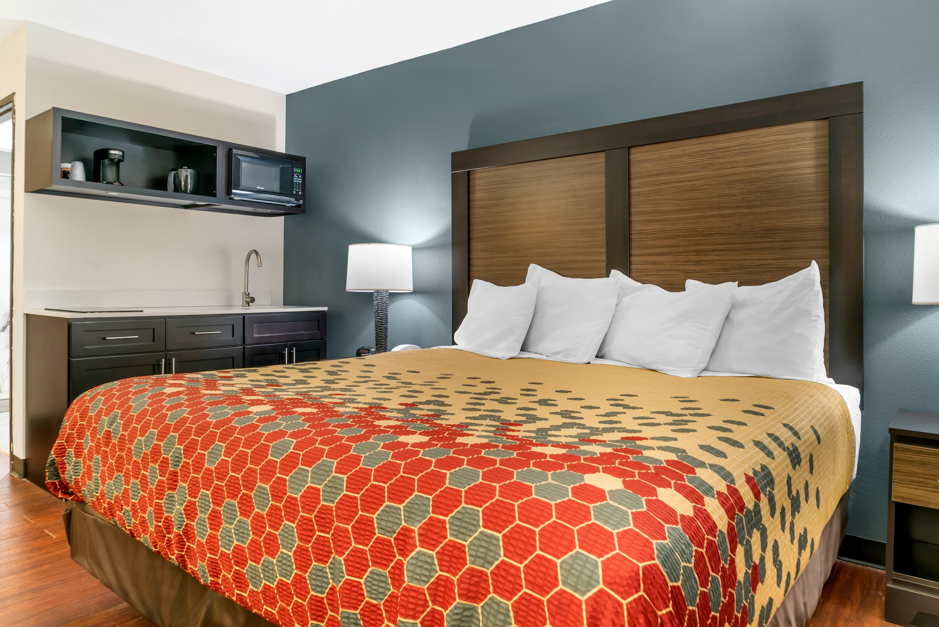 Econo Lodge Traverse City South - Image 2