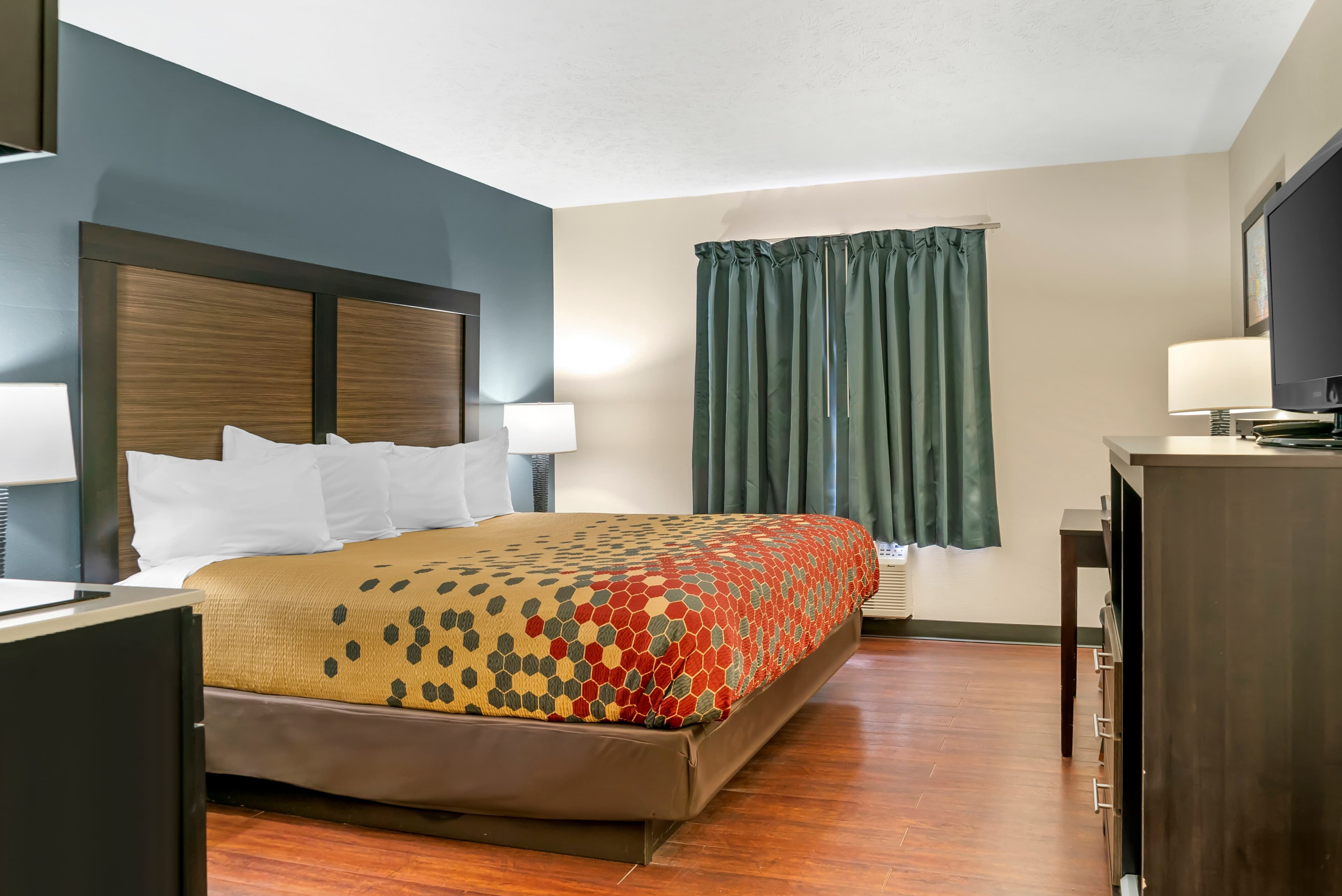 Econo Lodge Traverse City South - Image 3