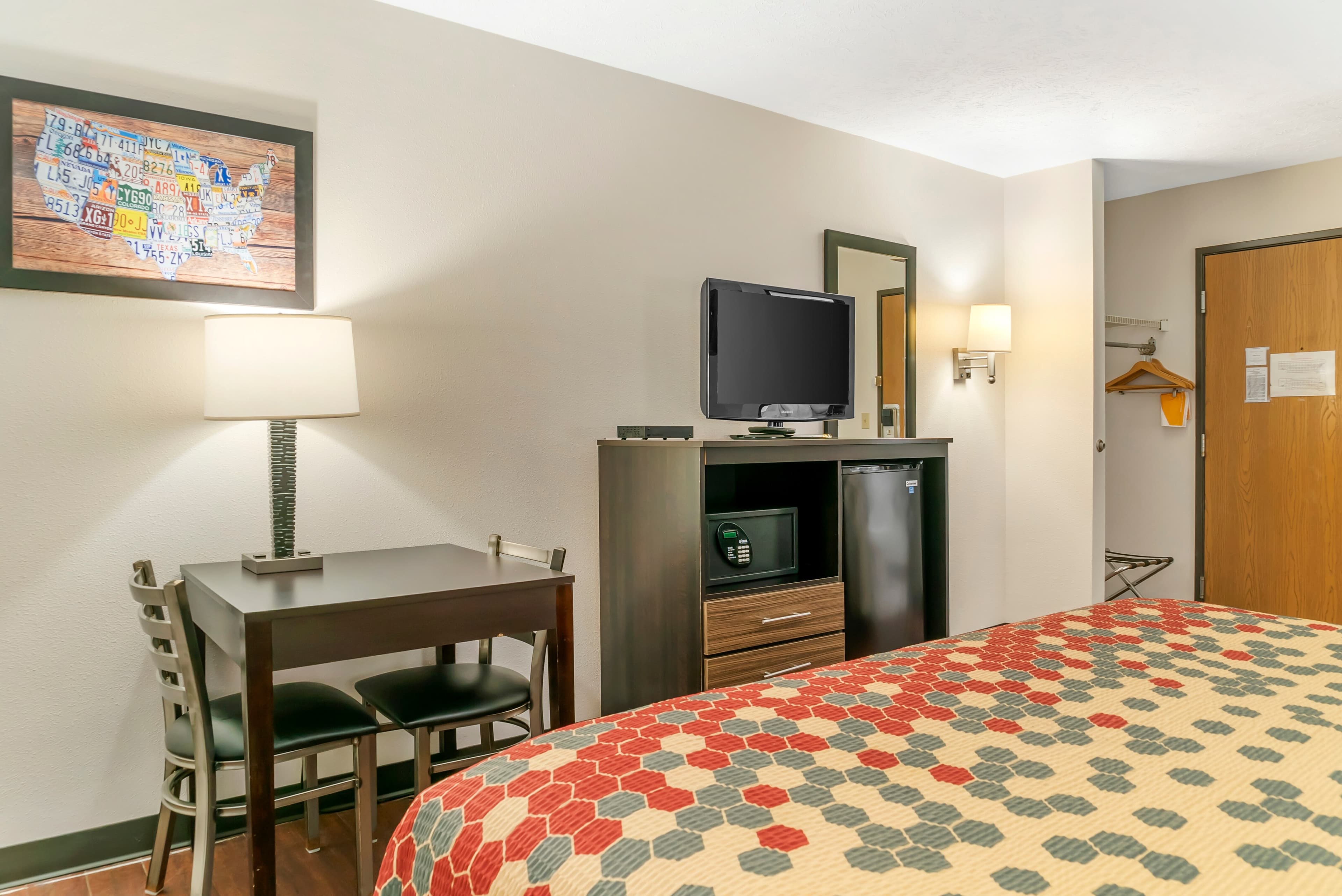 Econo Lodge Traverse City South - Image 4