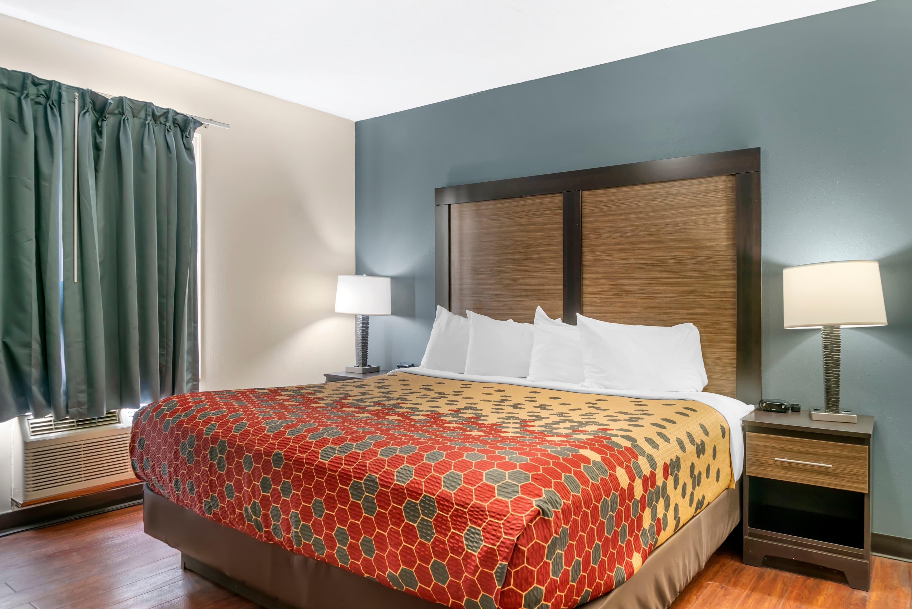 Econo Lodge Traverse City South — 6