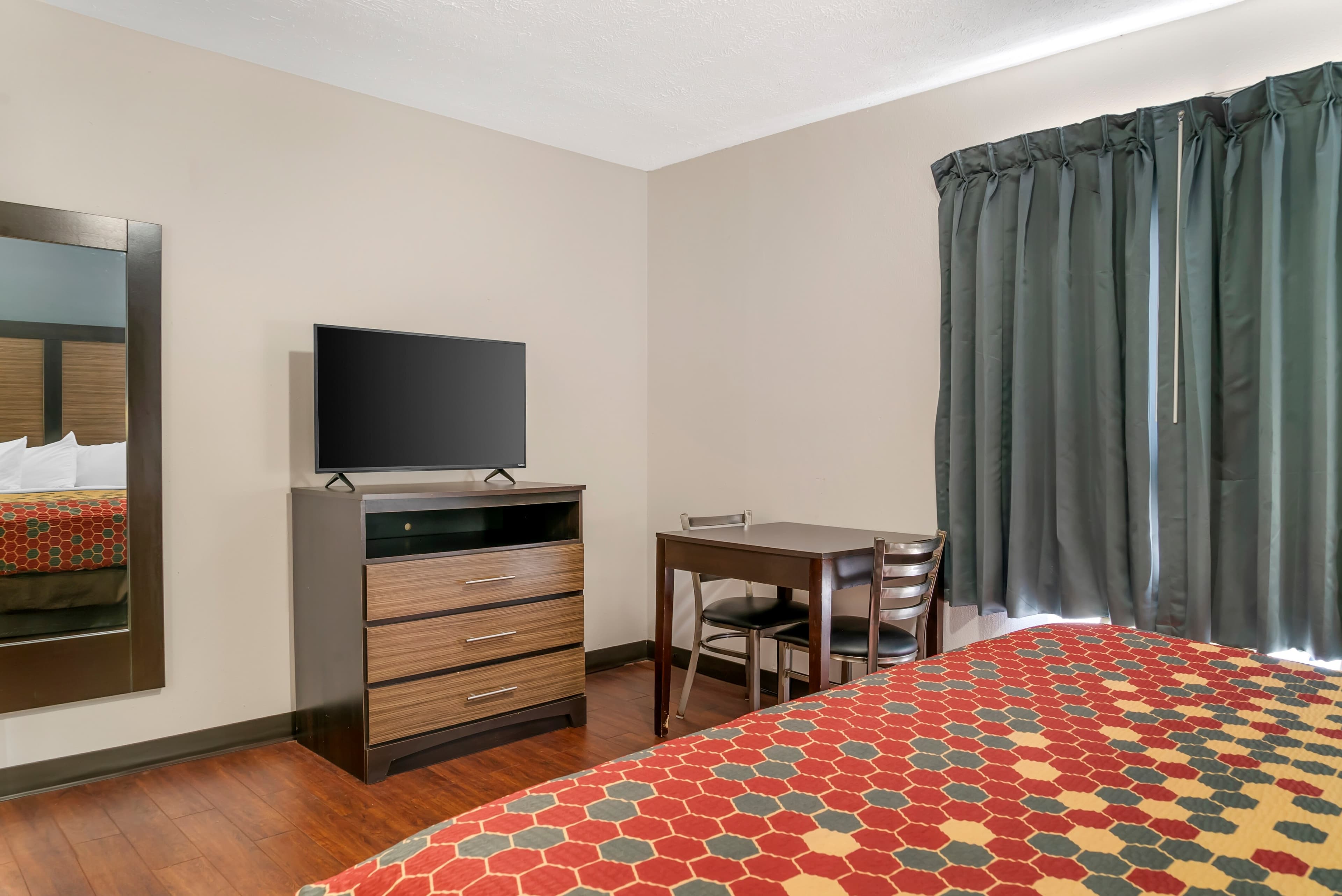 Econo Lodge Traverse City South — 7