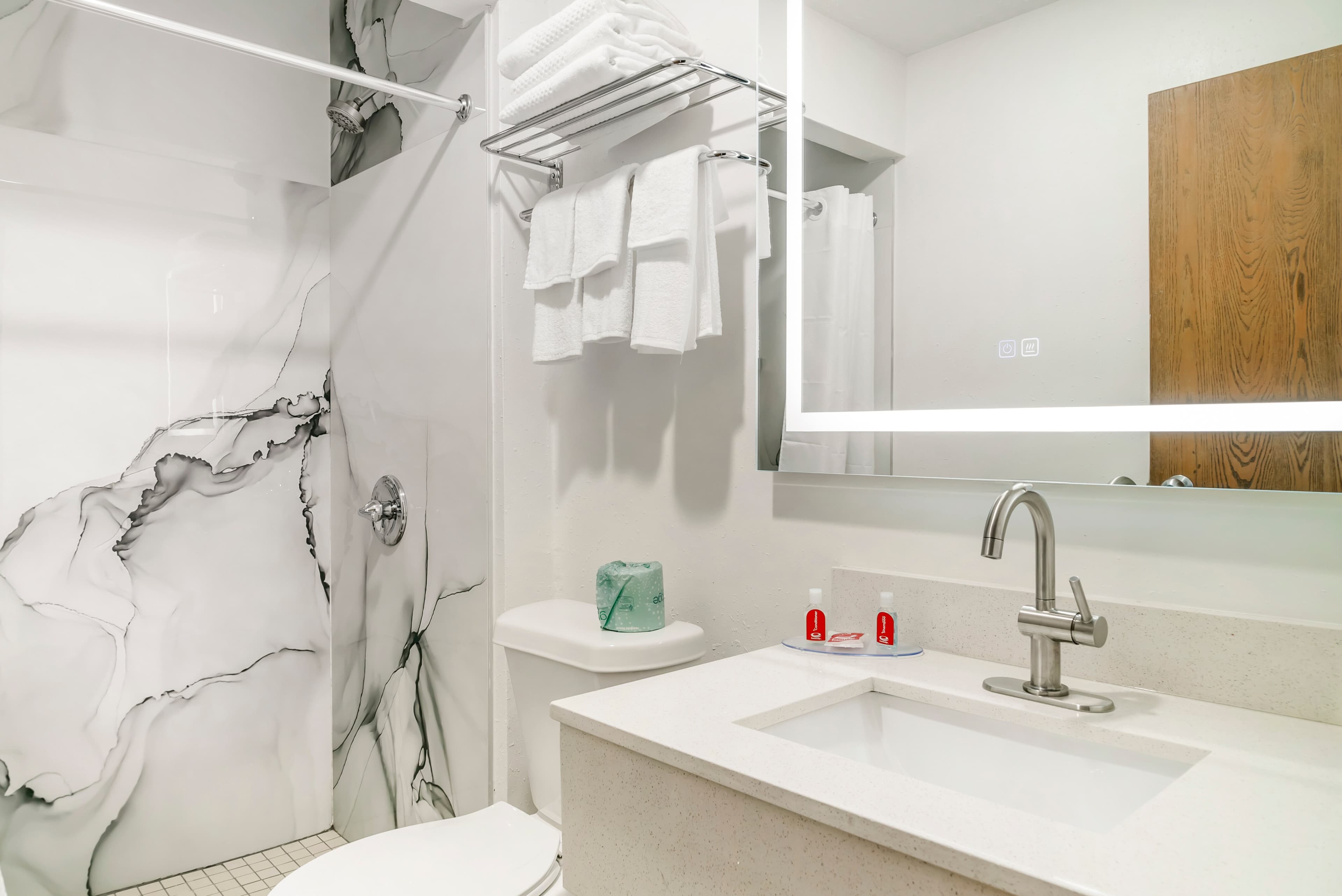 Econo Lodge Traverse City South — 9