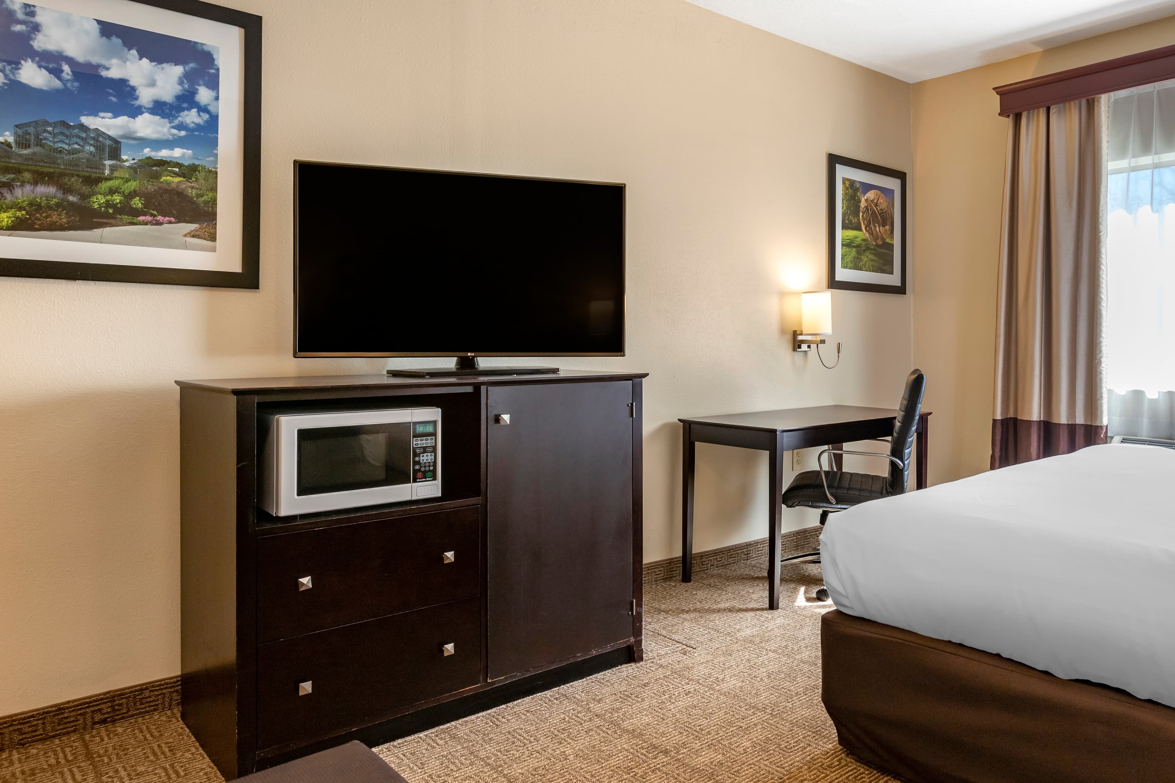 Comfort Inn & Suites Paw Paw - Image 3