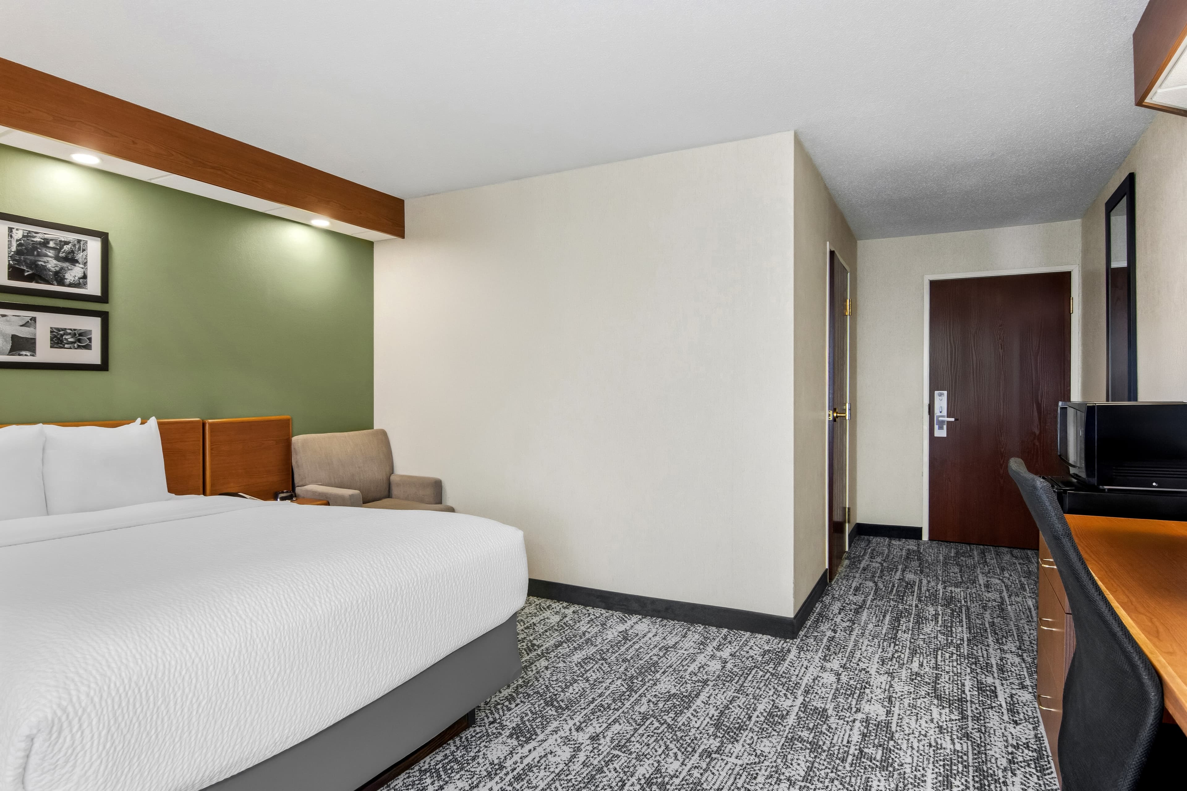 Sleep Inn & Suites Bay View Acme - Traverse City - Image 3