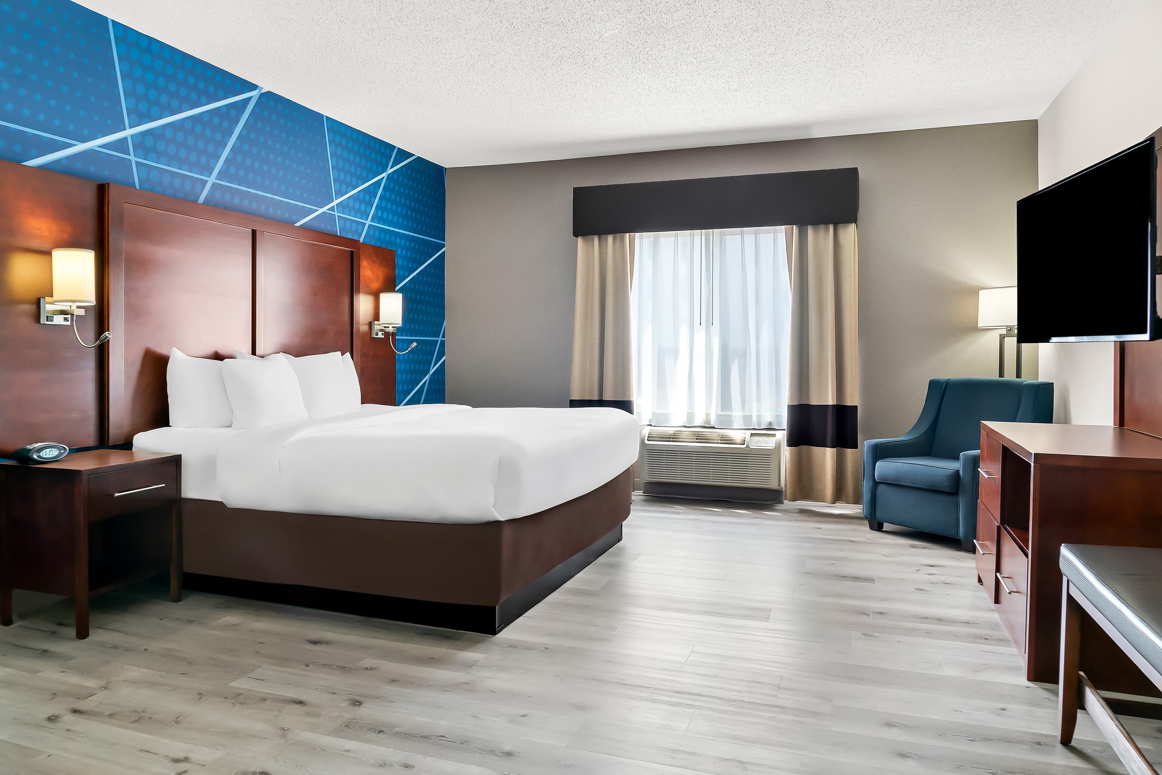 Comfort Suites Southfield/Detroit - Image 2