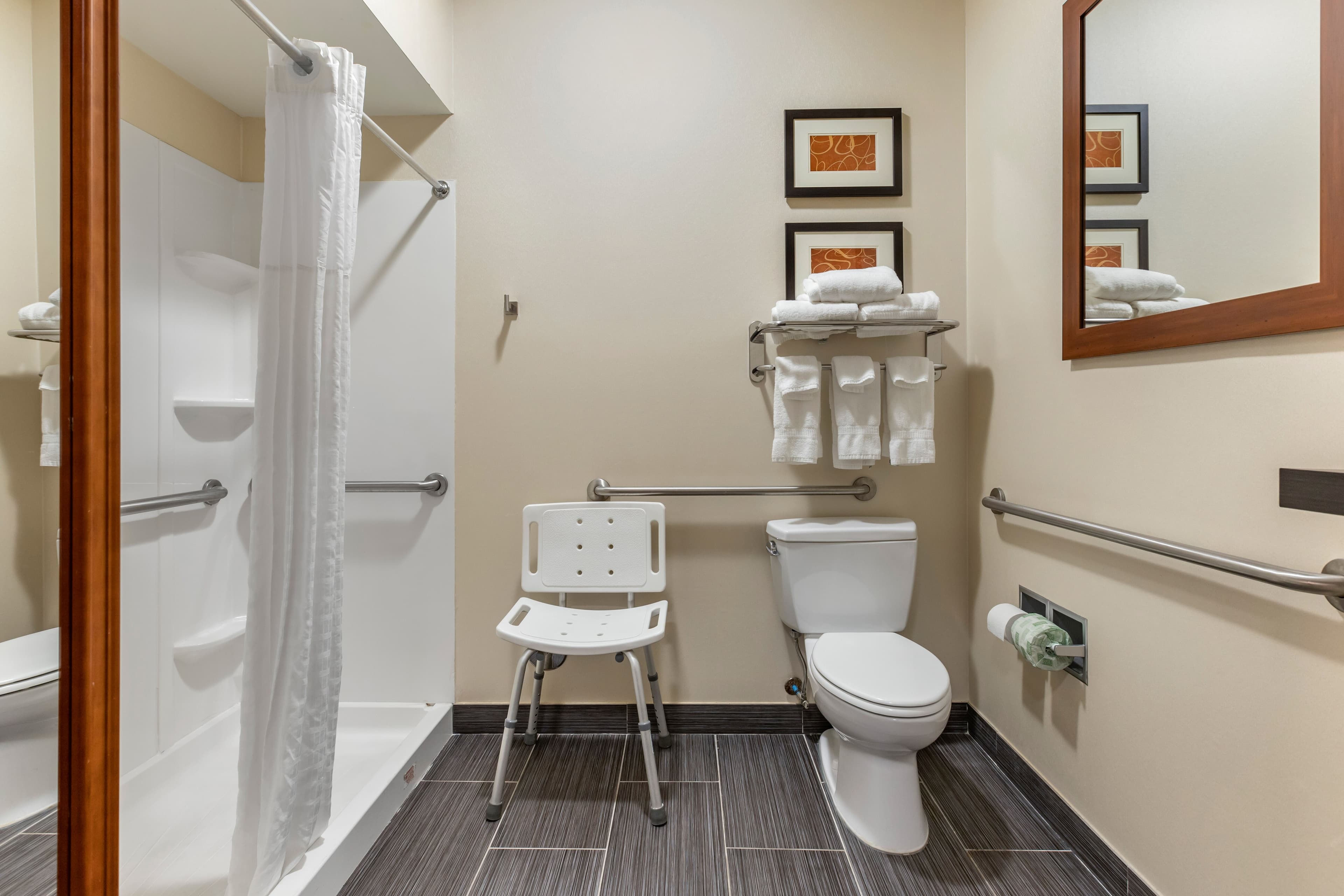 Comfort Suites Southgate-Detroit - Image 3