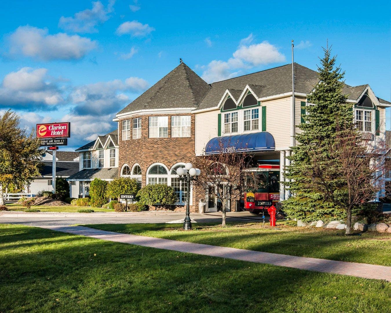 Clarion Hotel Mackinaw City Beachfront - Image 1