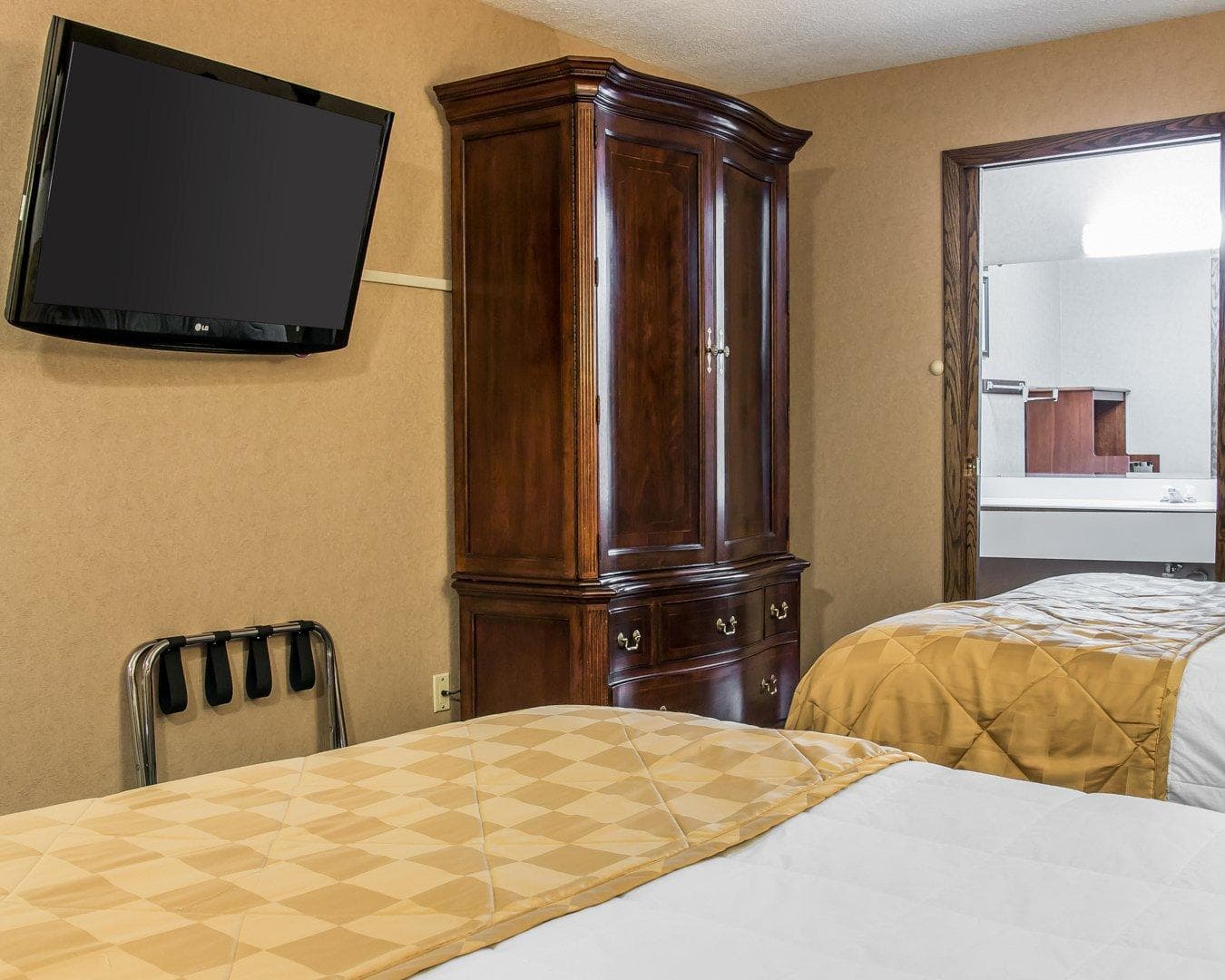 Clarion Hotel Mackinaw City Beachfront — 7