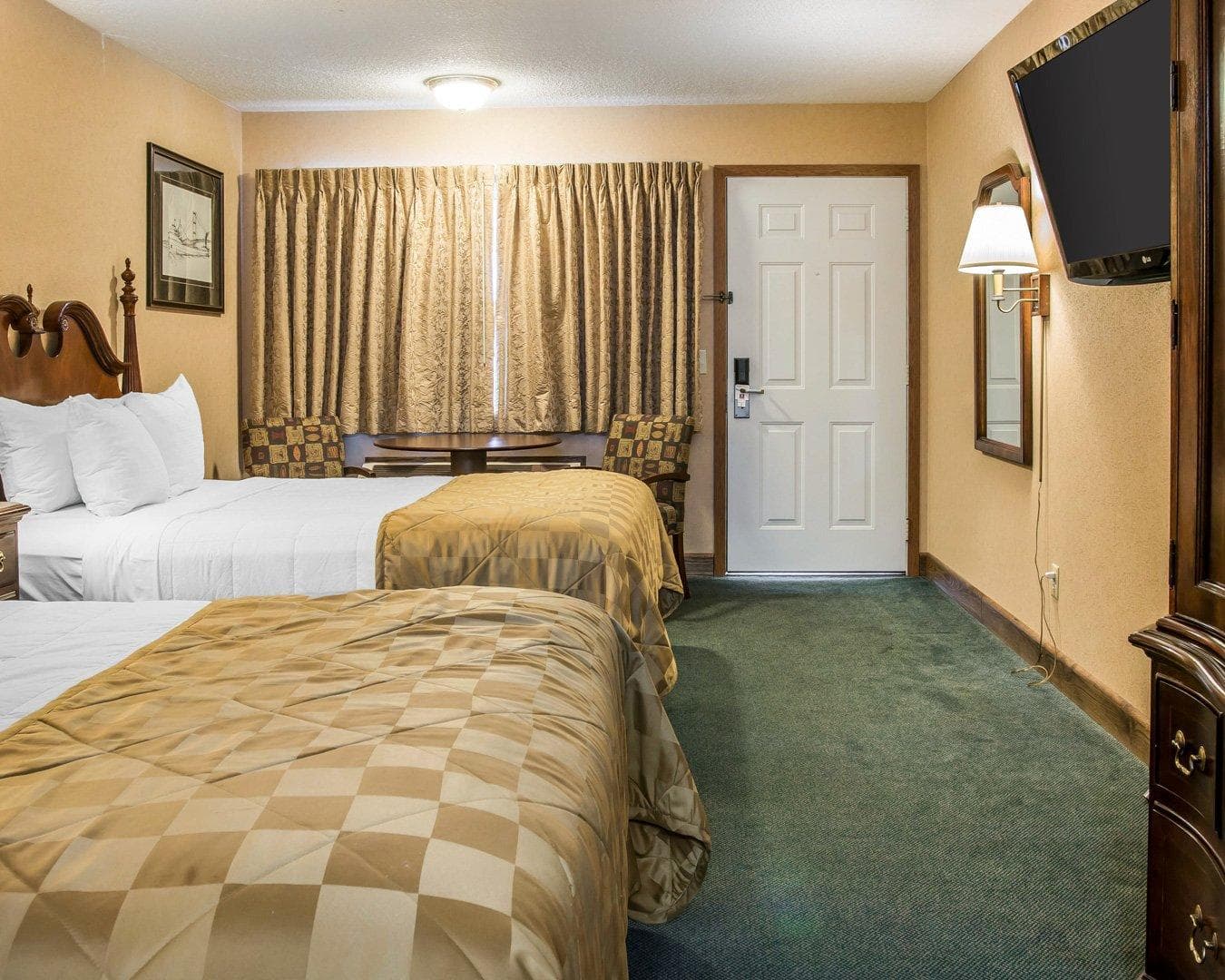 Clarion Hotel Mackinaw City Beachfront — 8