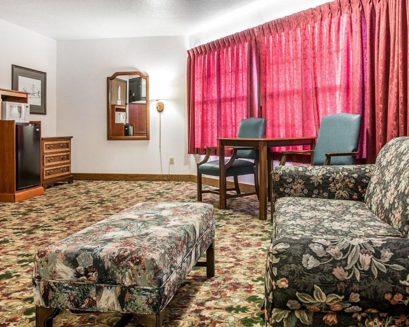 Clarion Hotel Mackinaw City Beachfront - Image 3