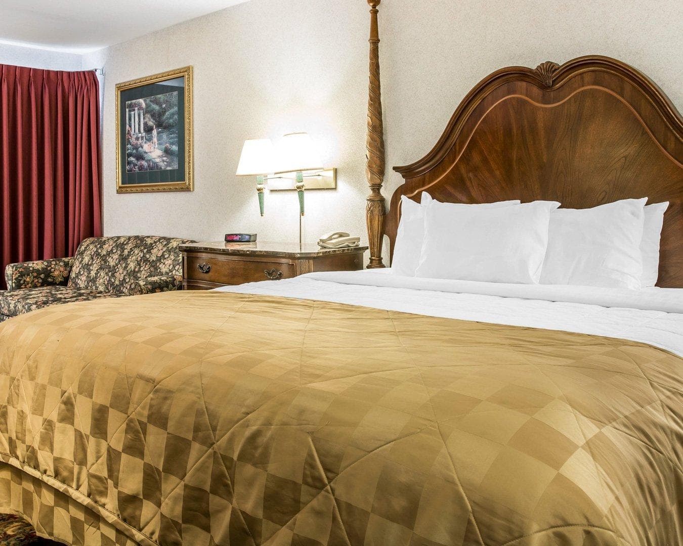 Clarion Hotel Mackinaw City Beachfront — 16