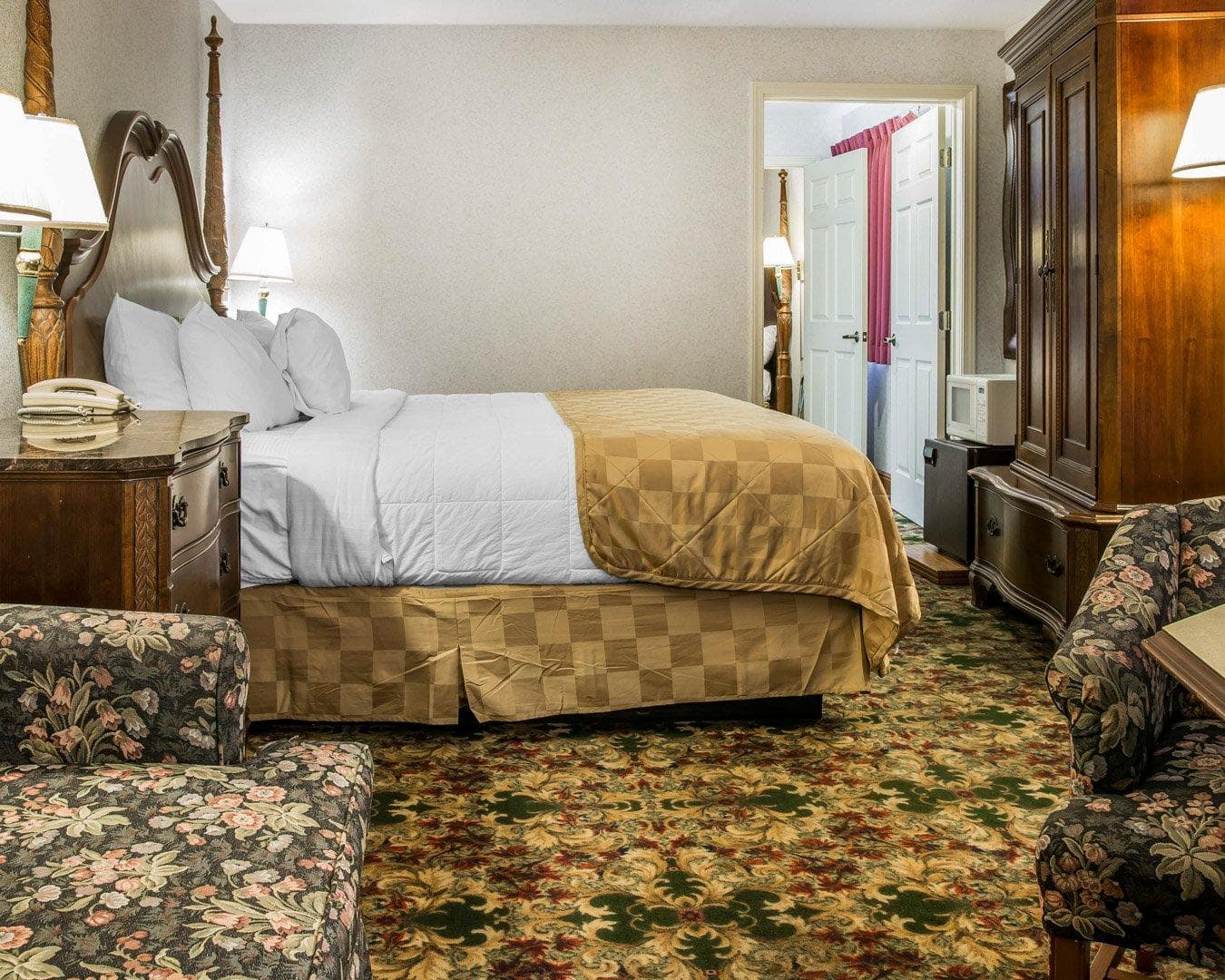 Clarion Hotel Mackinaw City Beachfront — 18
