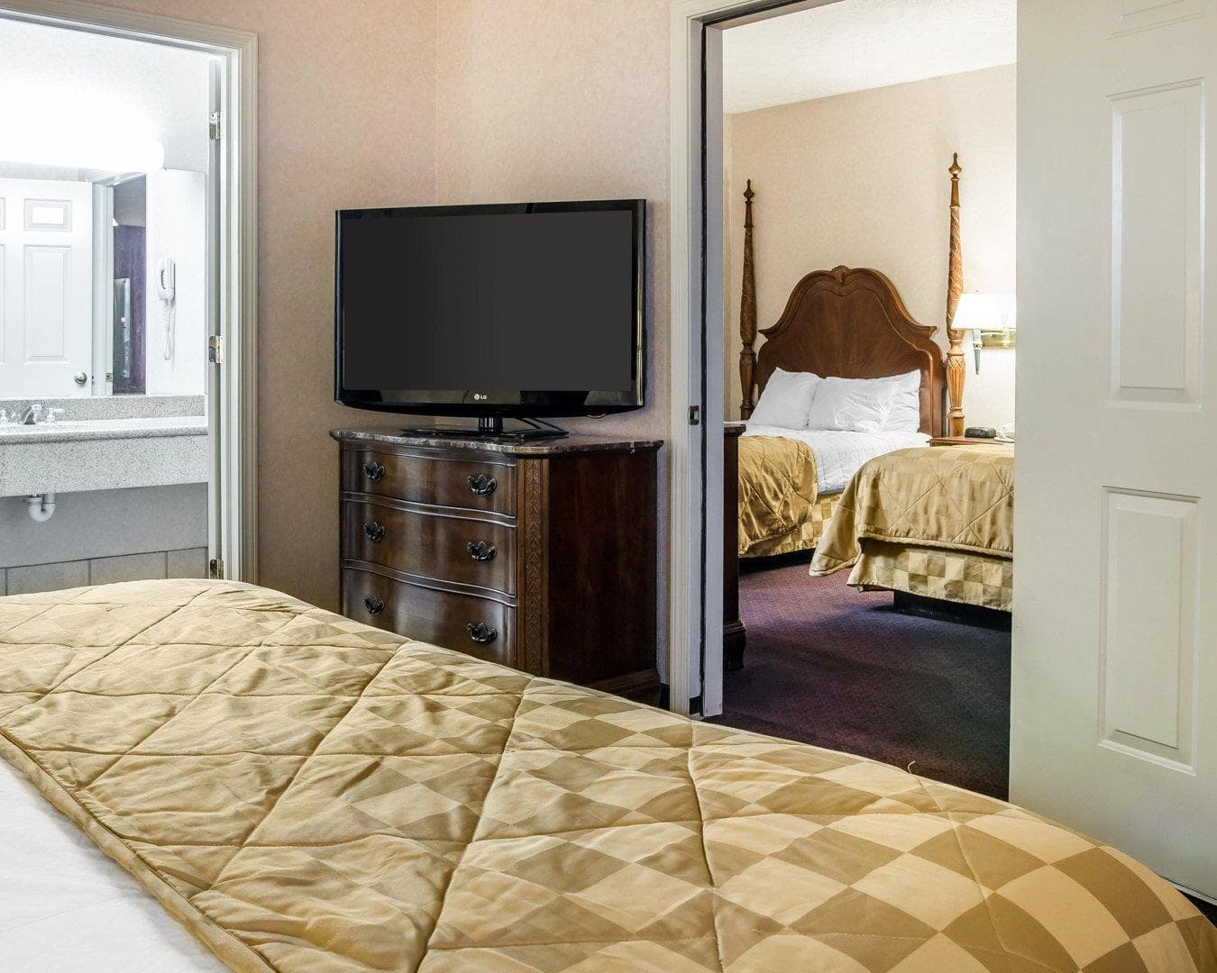 Clarion Hotel Mackinaw City Beachfront — 13