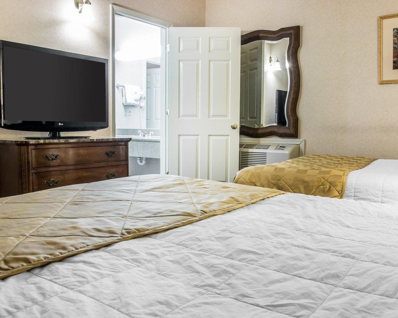 Clarion Hotel Mackinaw City Beachfront — 15