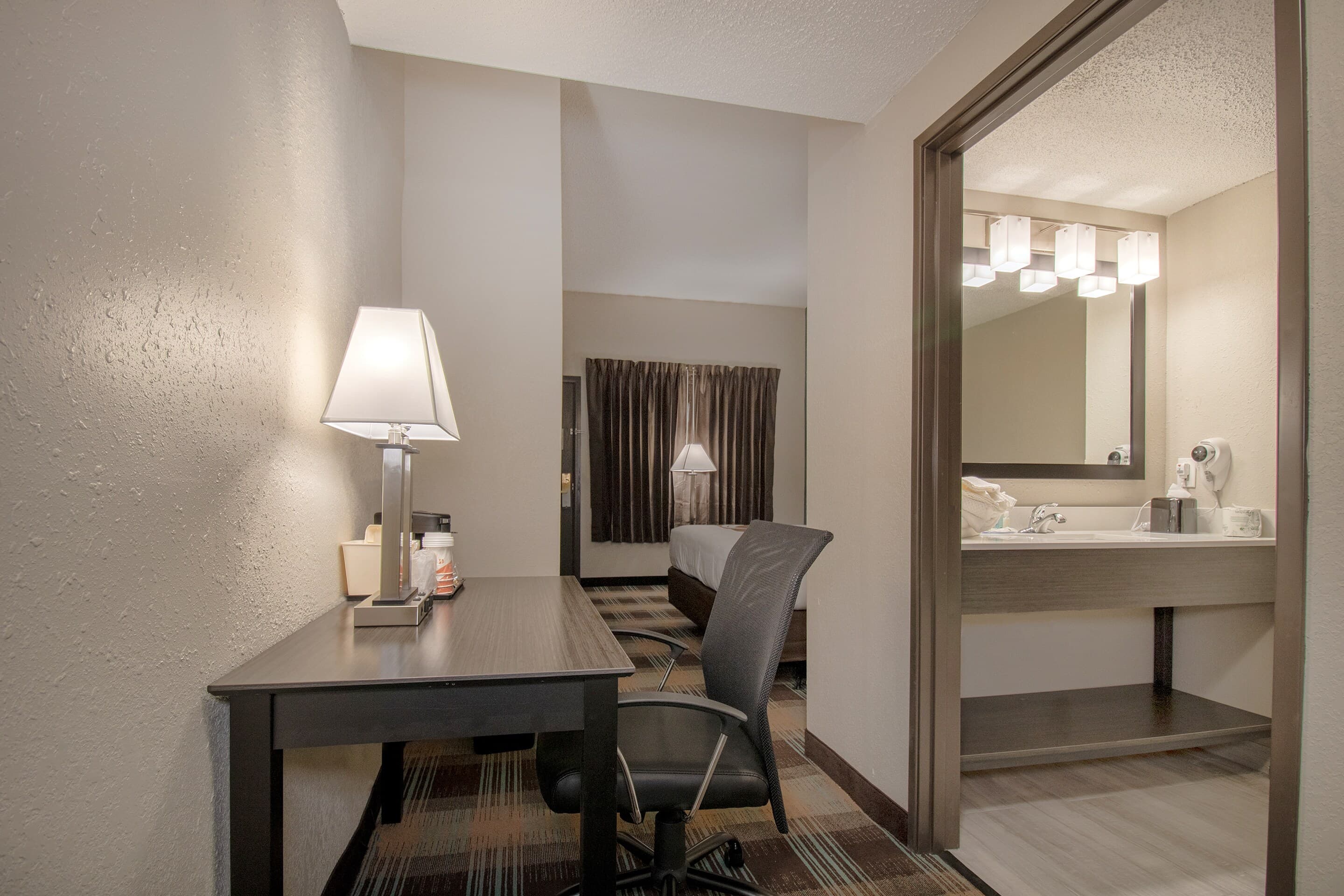 Quality Inn Roseville-Detroit North - Image 2