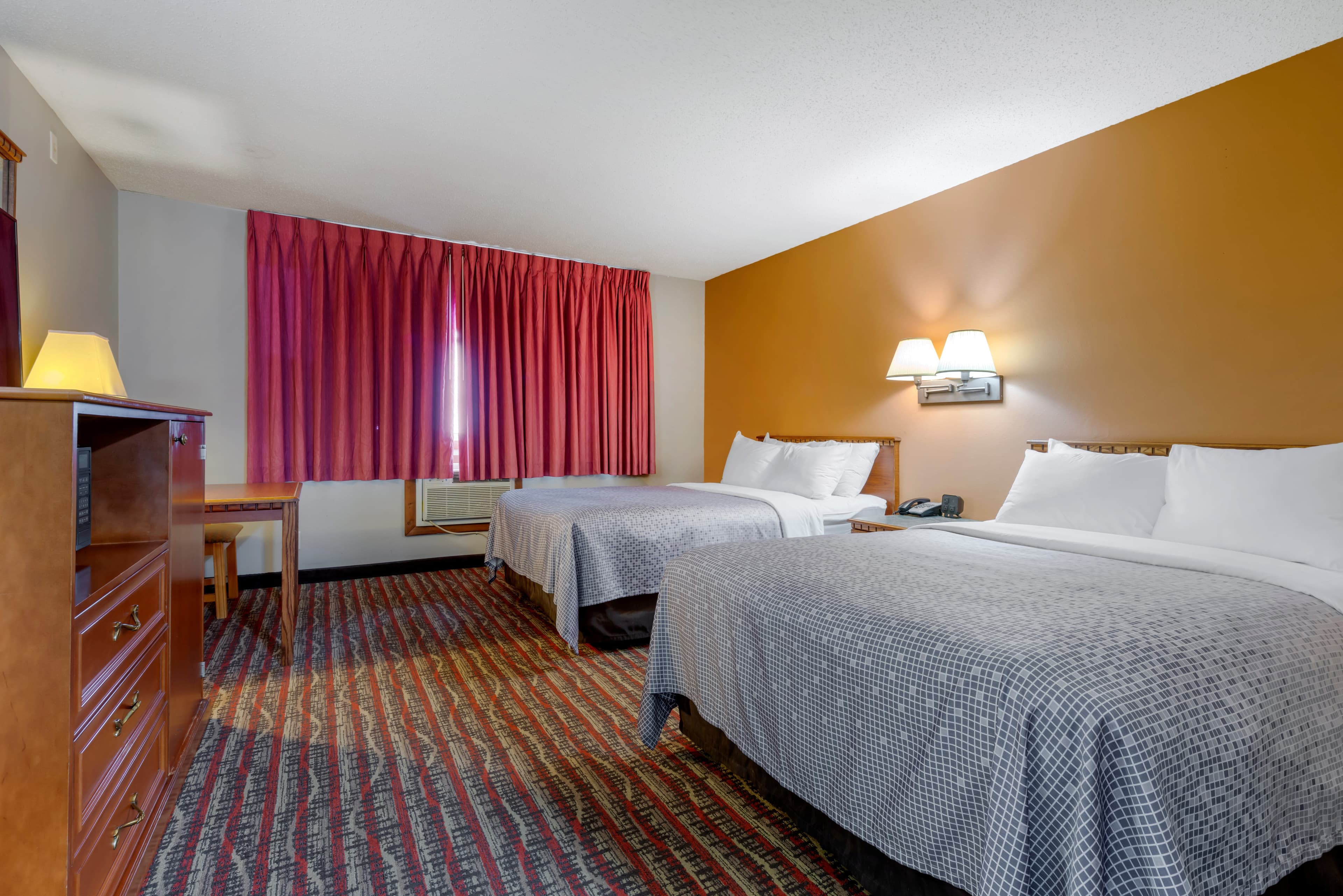 Econo Lodge Lakeview — 7