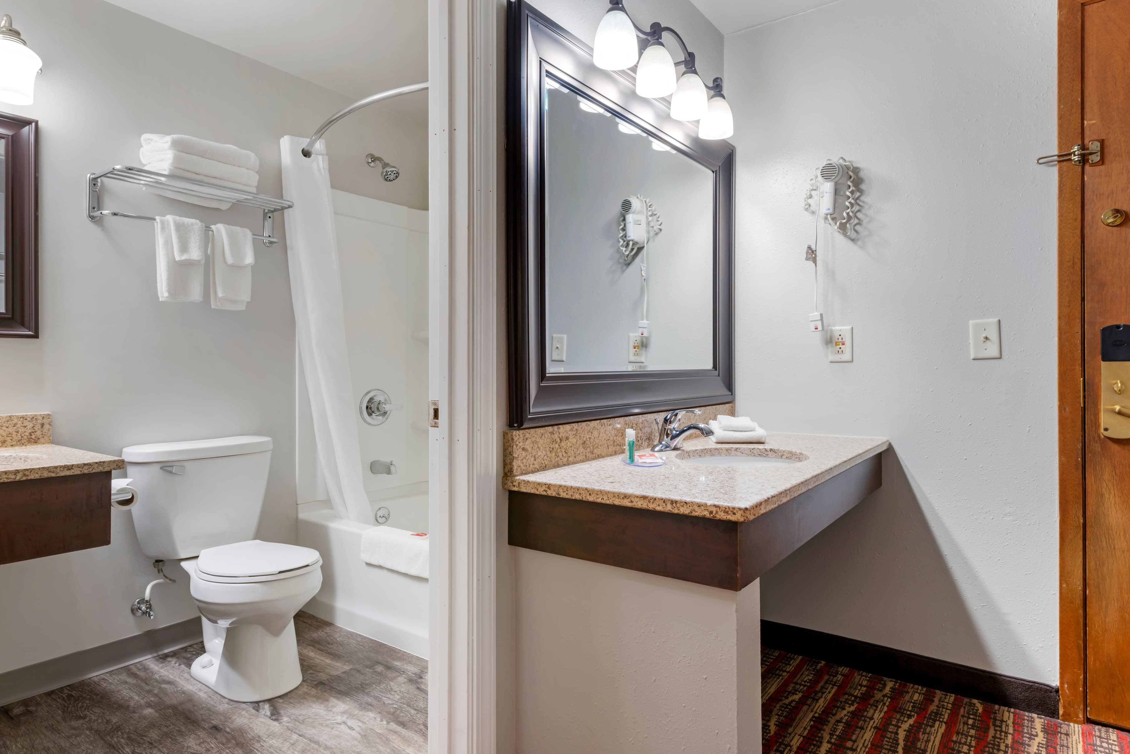 Econo Lodge Lakeview — 11