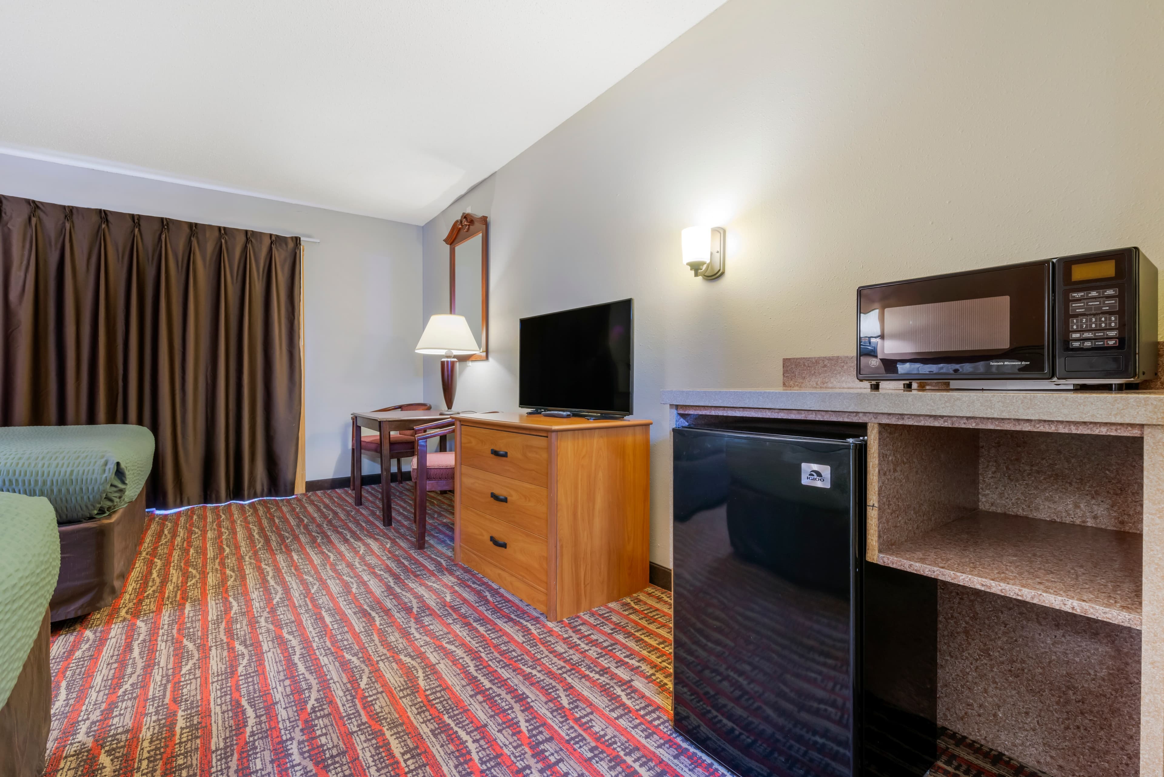 Econo Lodge Lakeview — 18