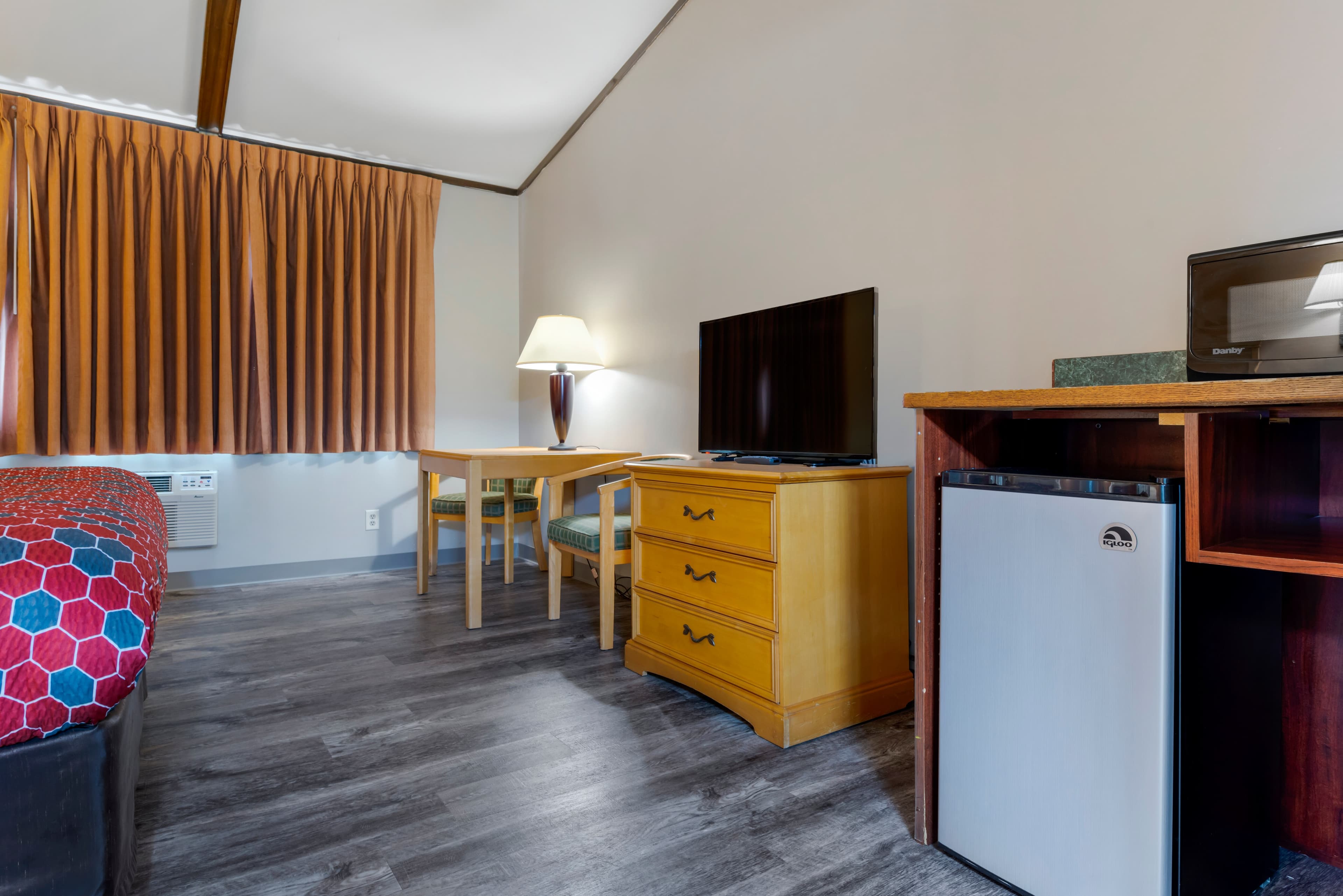 Econo Lodge Lakeview — 38
