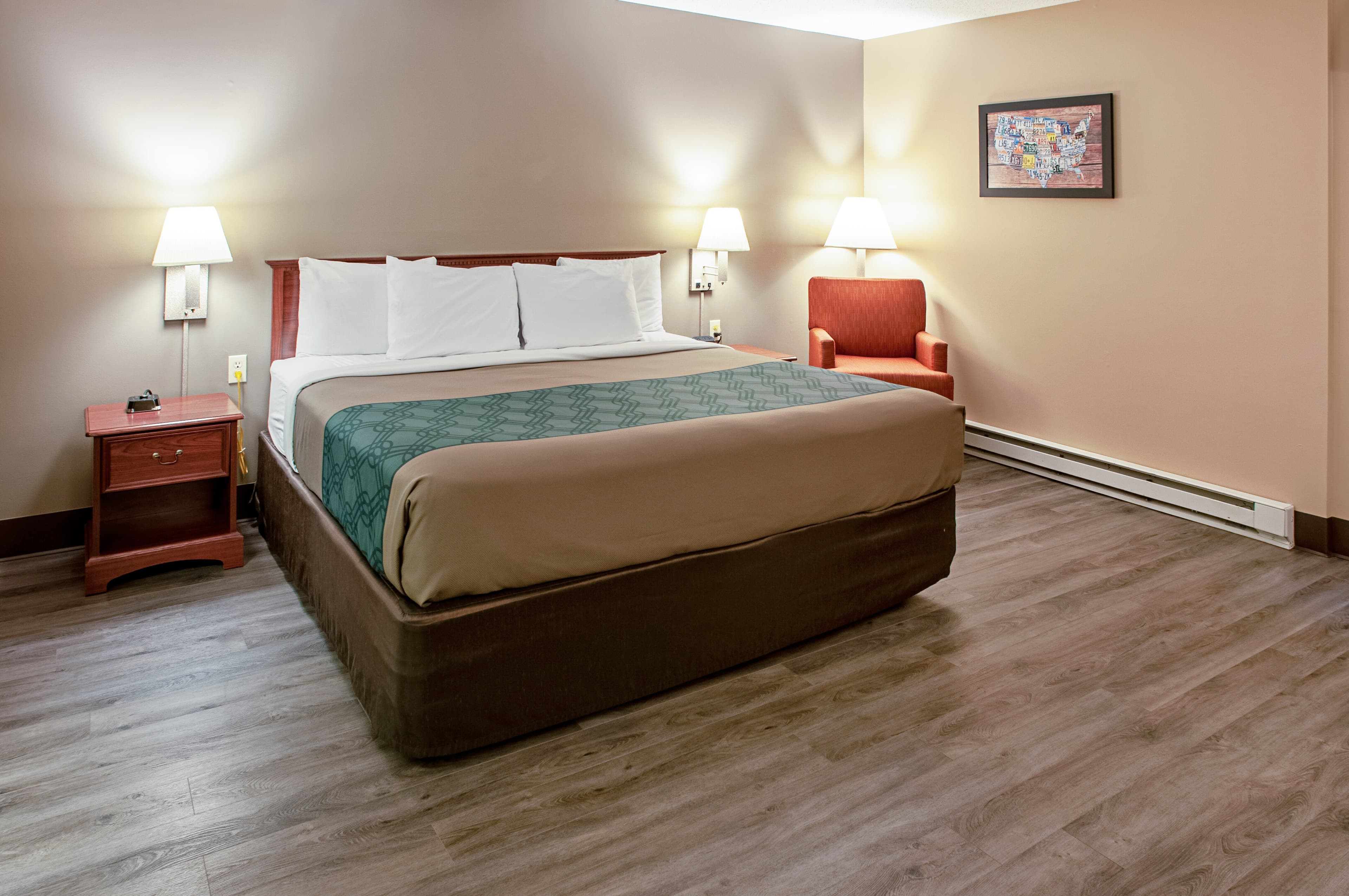 Econo Lodge Menomonie On The Bay - Image 2