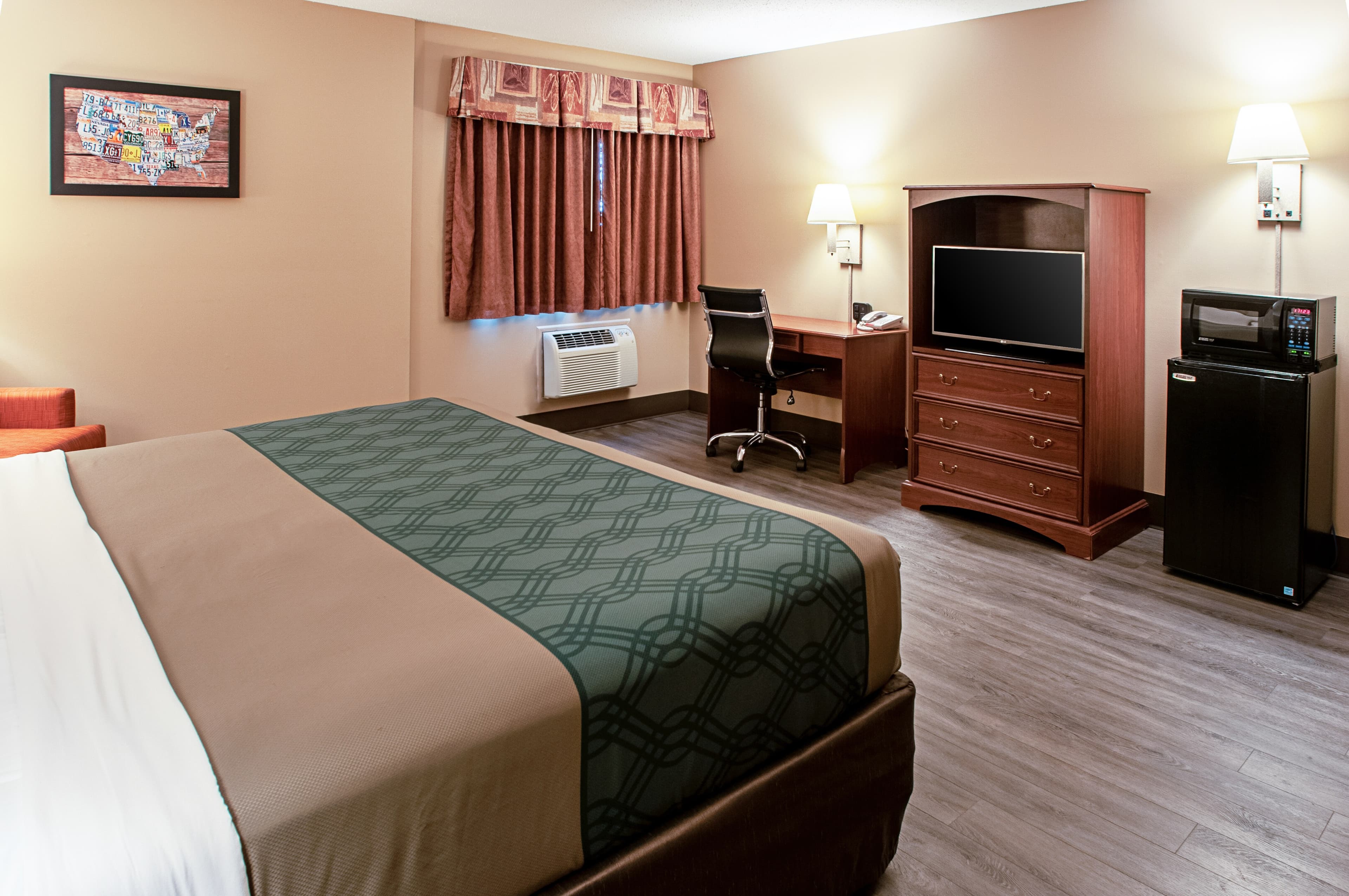 Econo Lodge Menomonie On The Bay - Image 4
