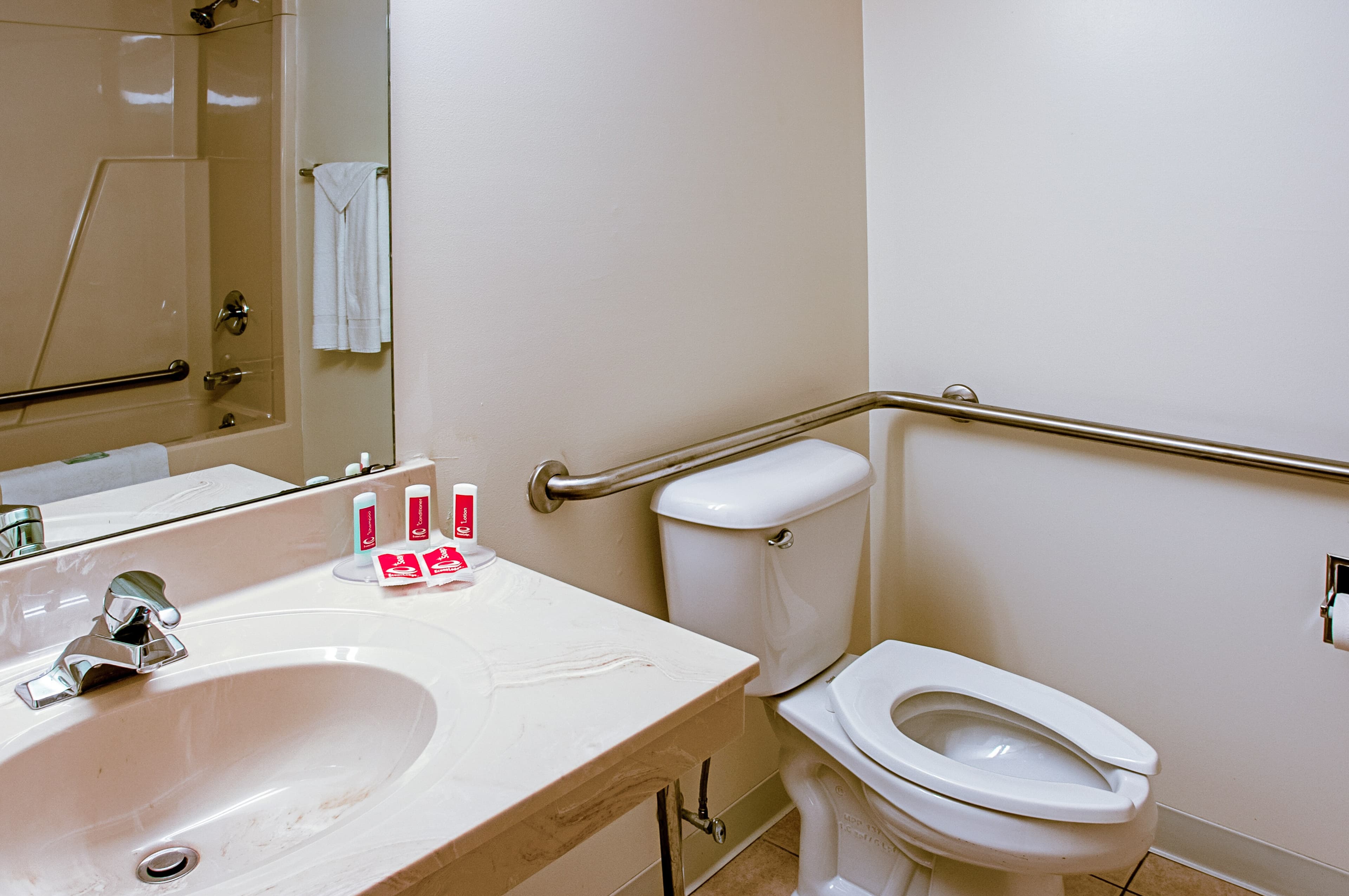 Econo Lodge Menomonie On The Bay - Image 5