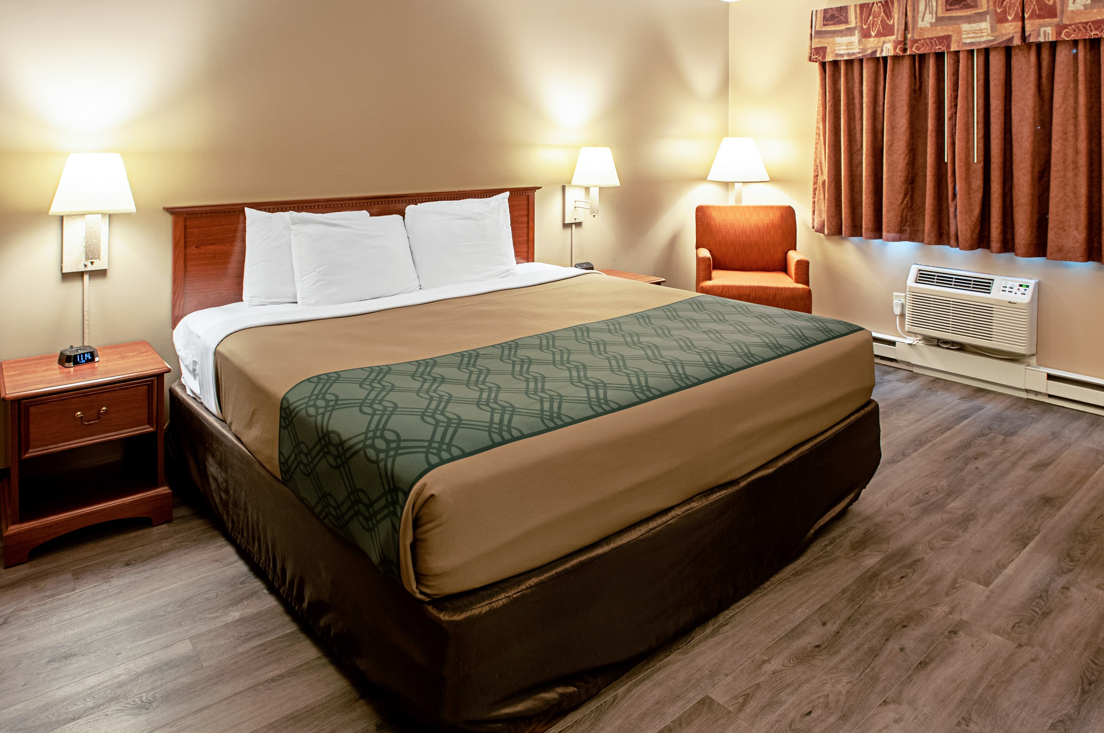 Econo Lodge Menomonie On The Bay — 9