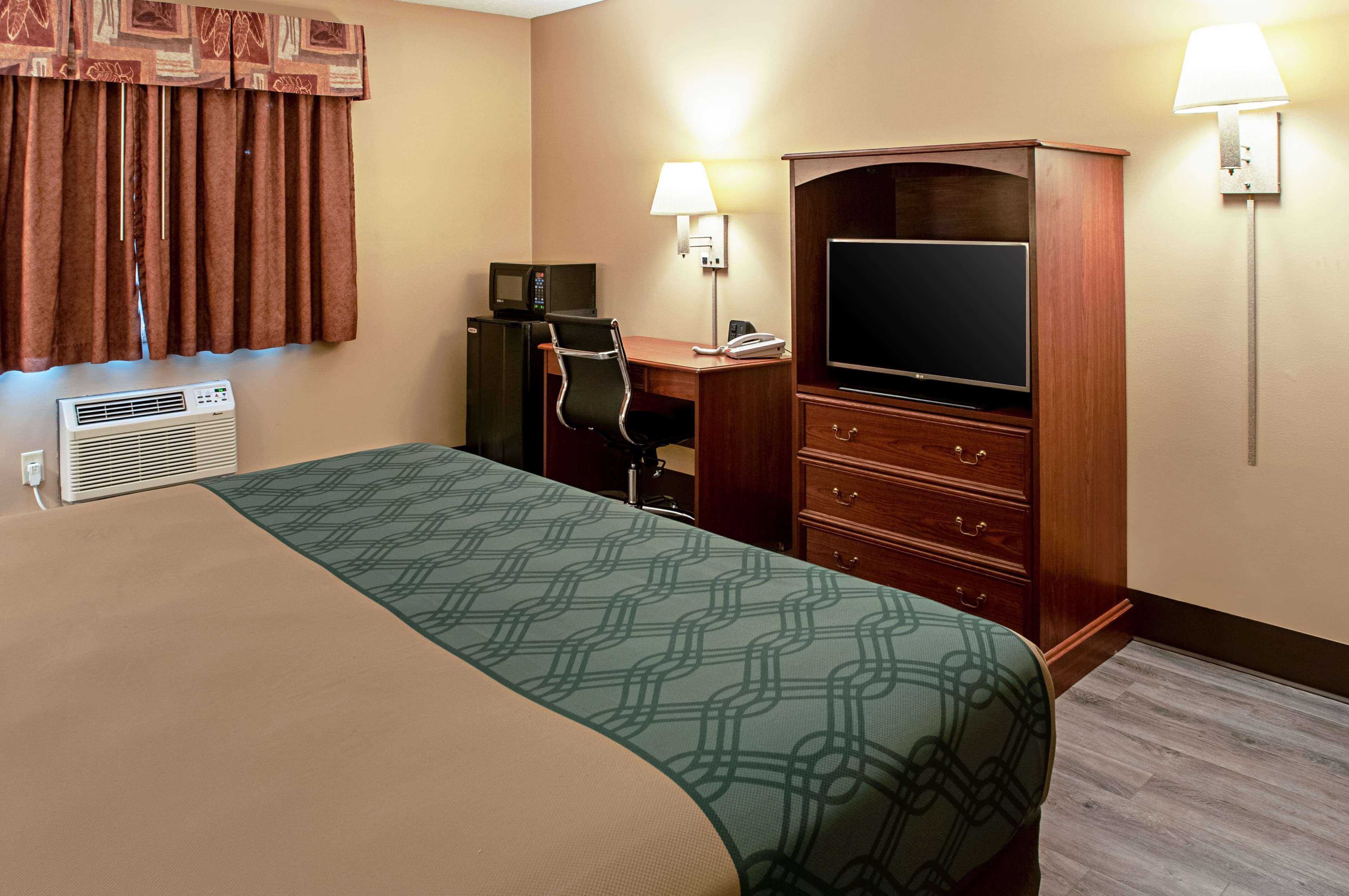 Econo Lodge Menomonie On The Bay — 10