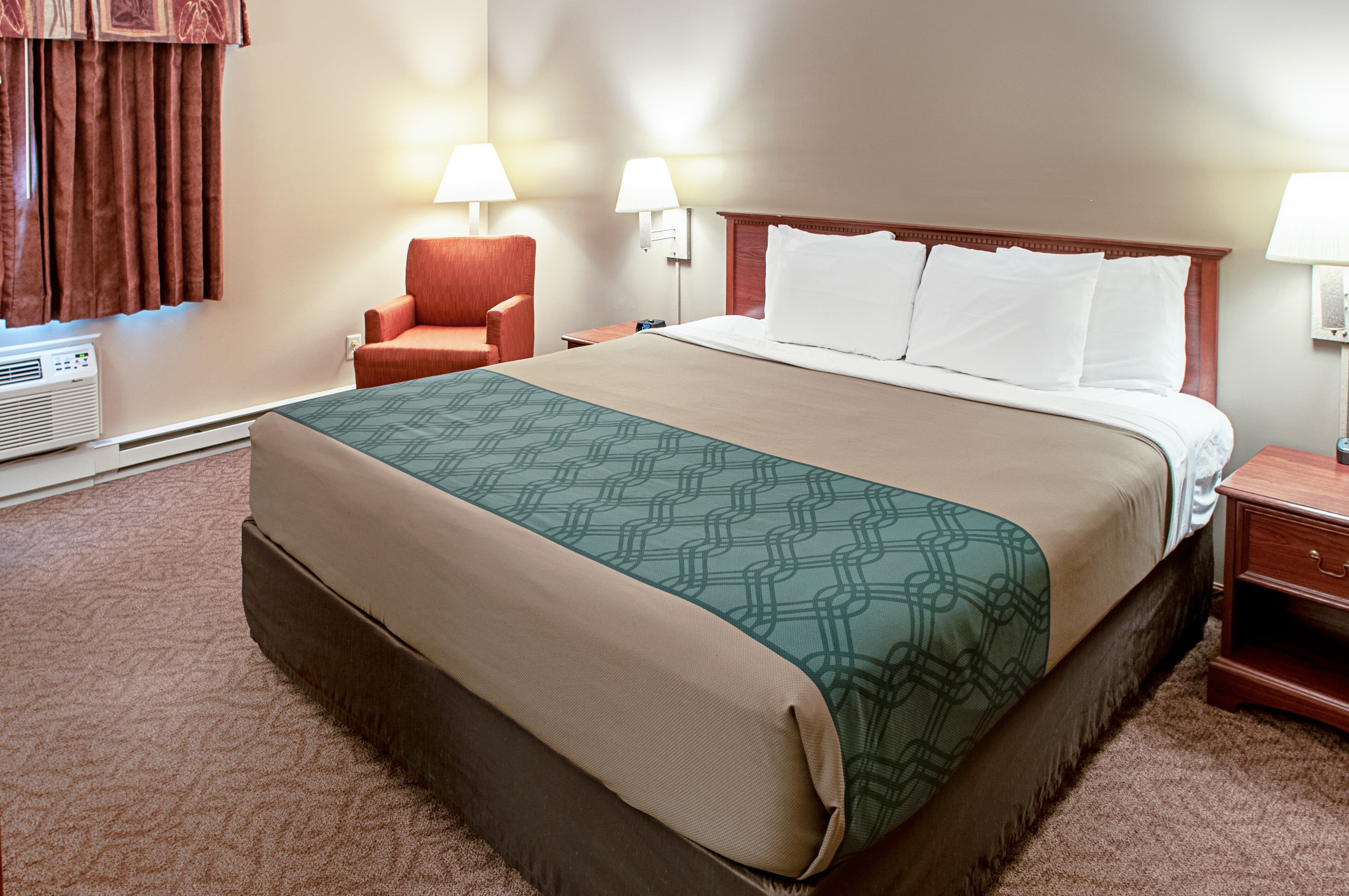 Econo Lodge Menomonie On The Bay — 6