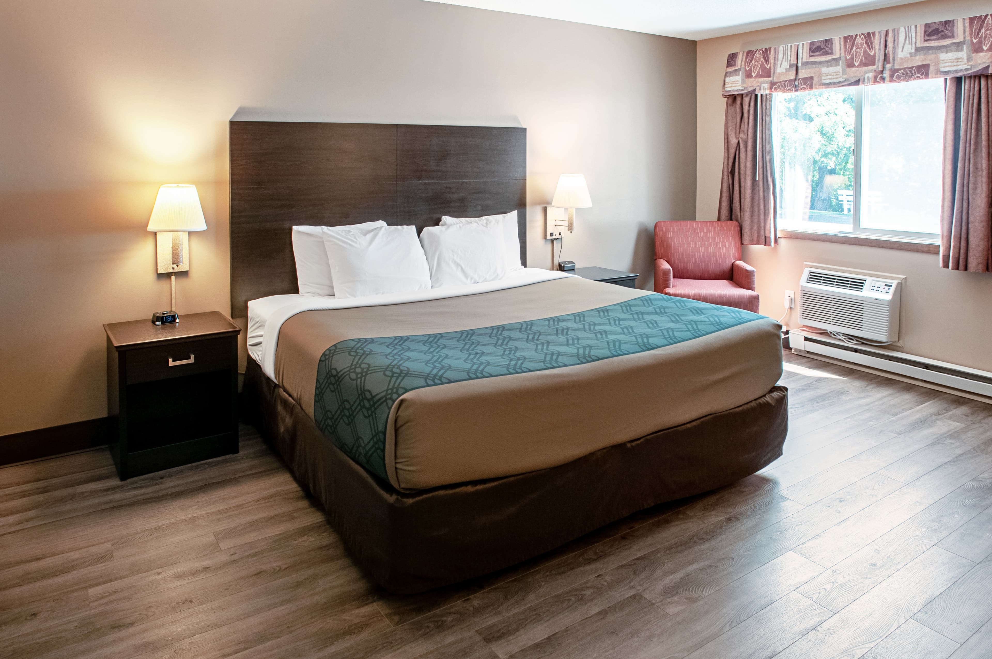 Econo Lodge Menomonie On The Bay — 7