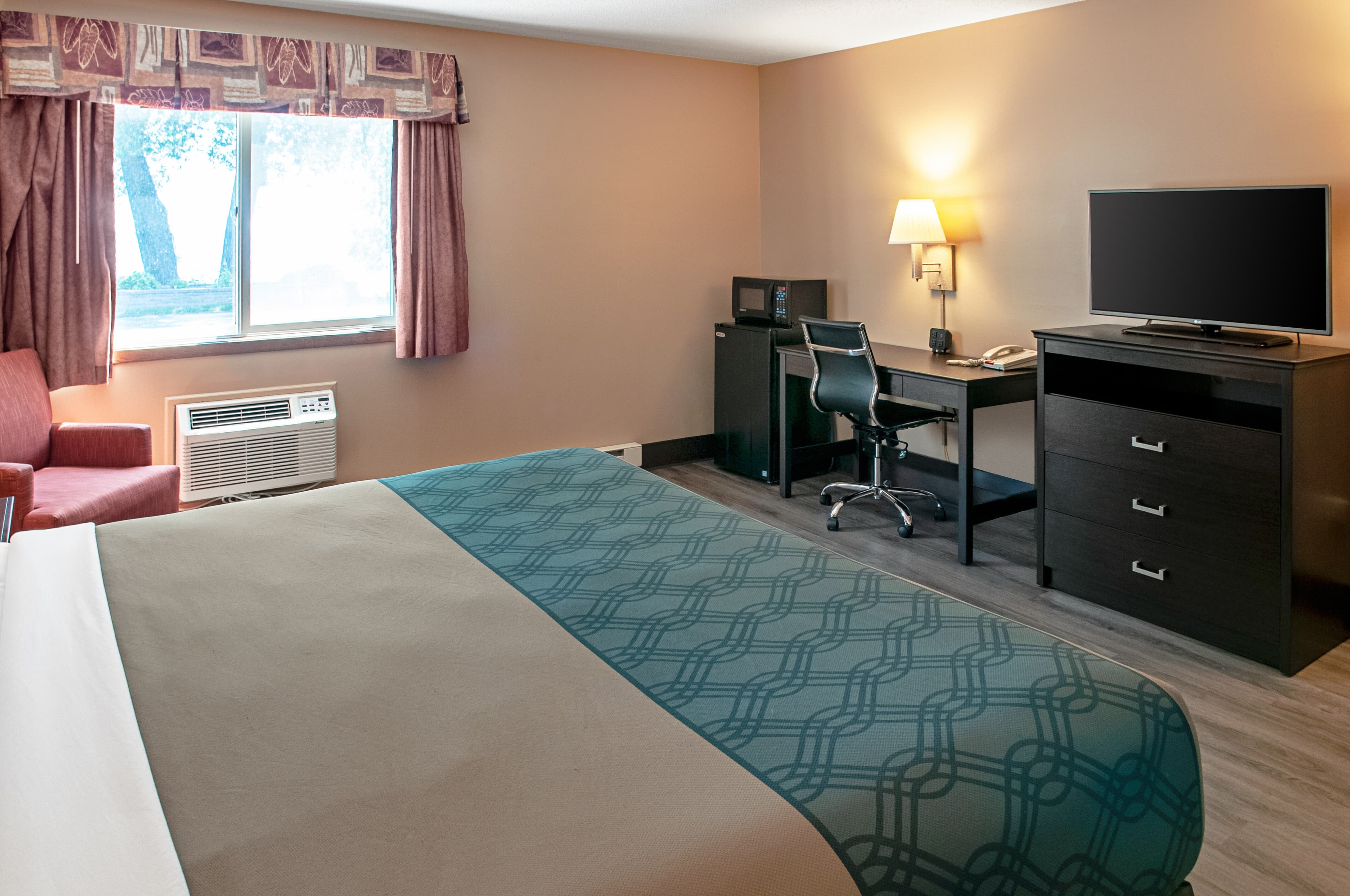 Econo Lodge Menomonie On The Bay — 8