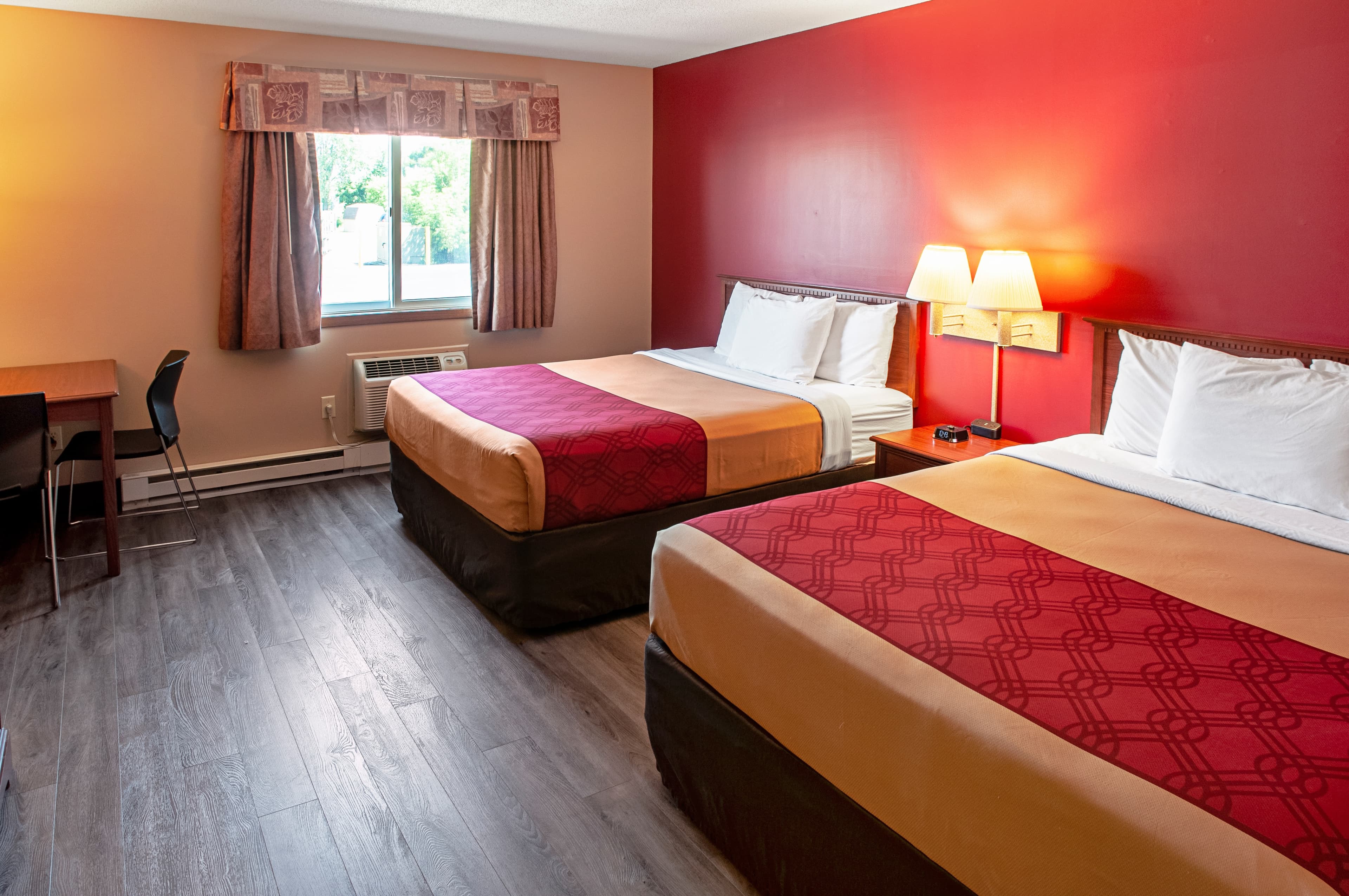 Econo Lodge Menomonie On The Bay — 13