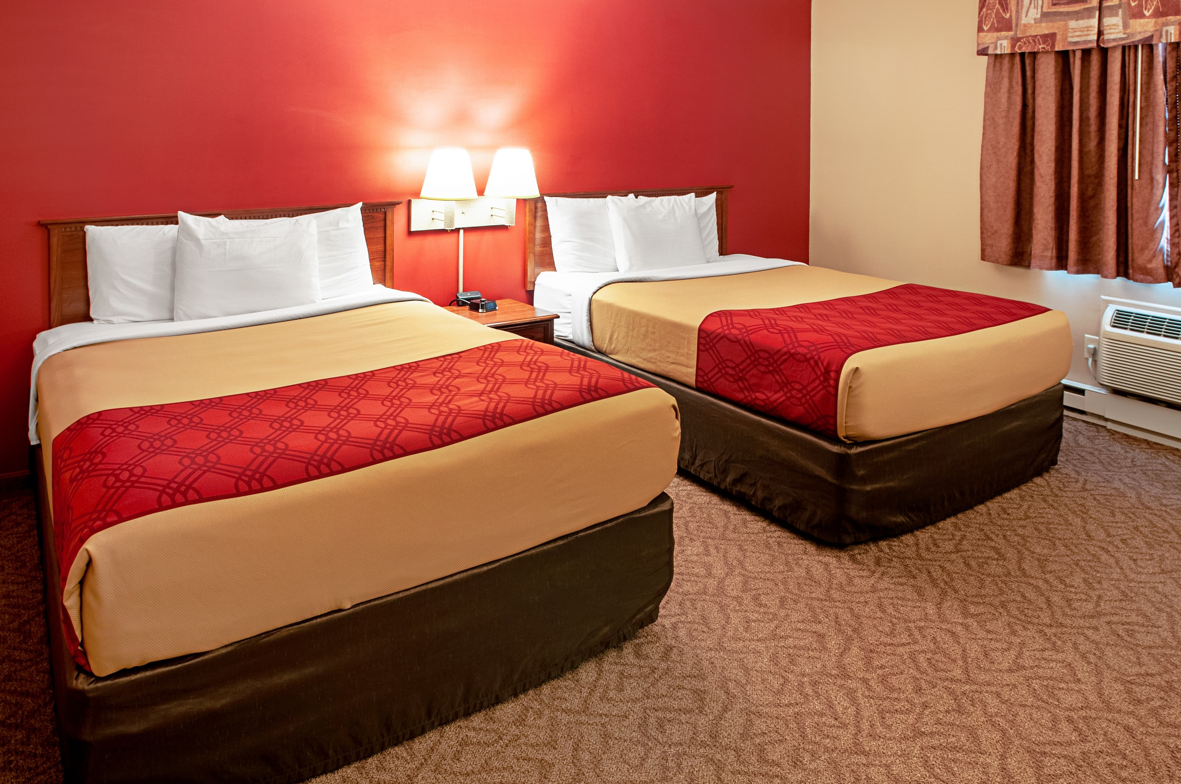 Econo Lodge Menomonie On The Bay — 11