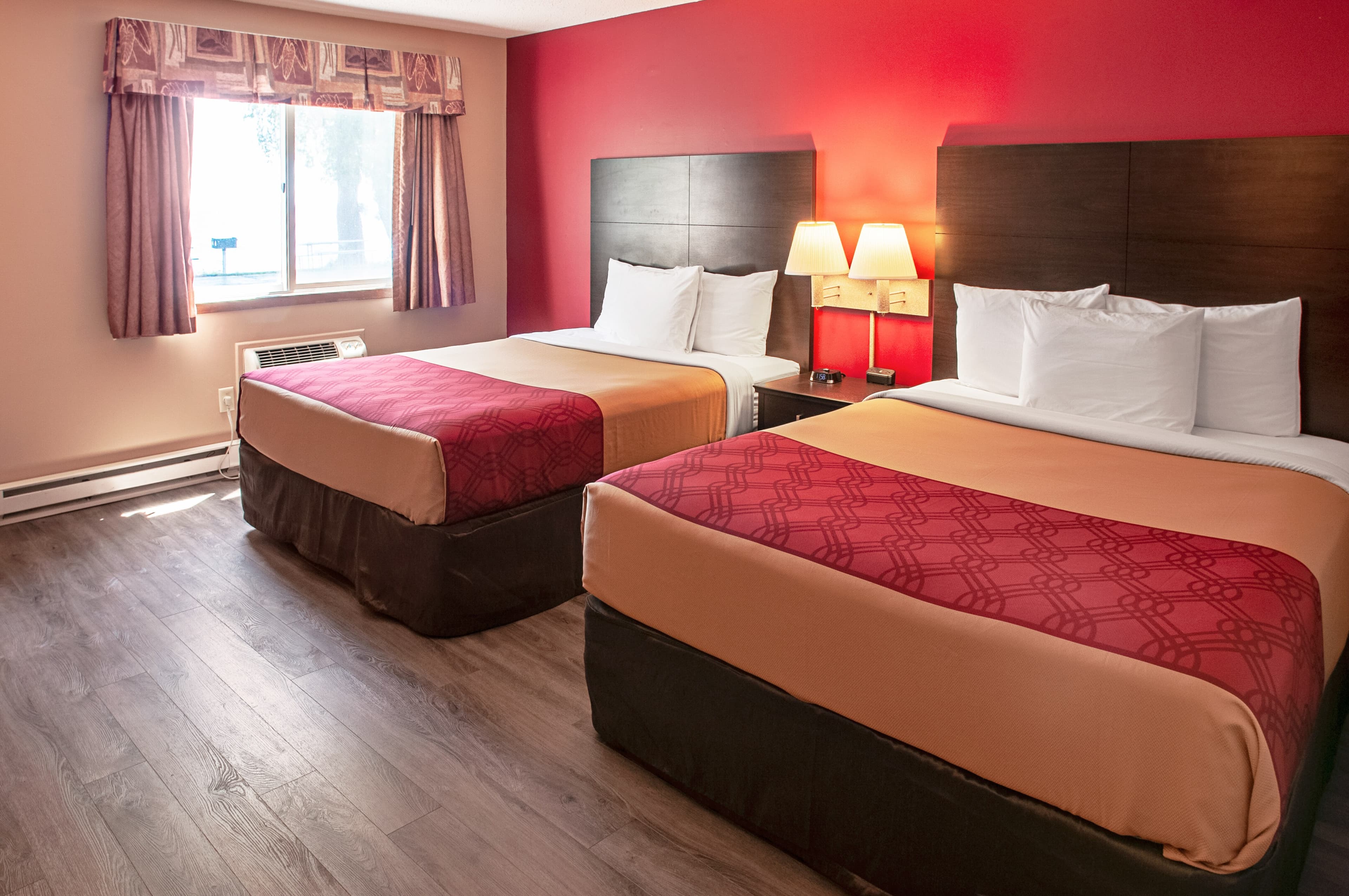 Econo Lodge Menomonie On The Bay - Image 1