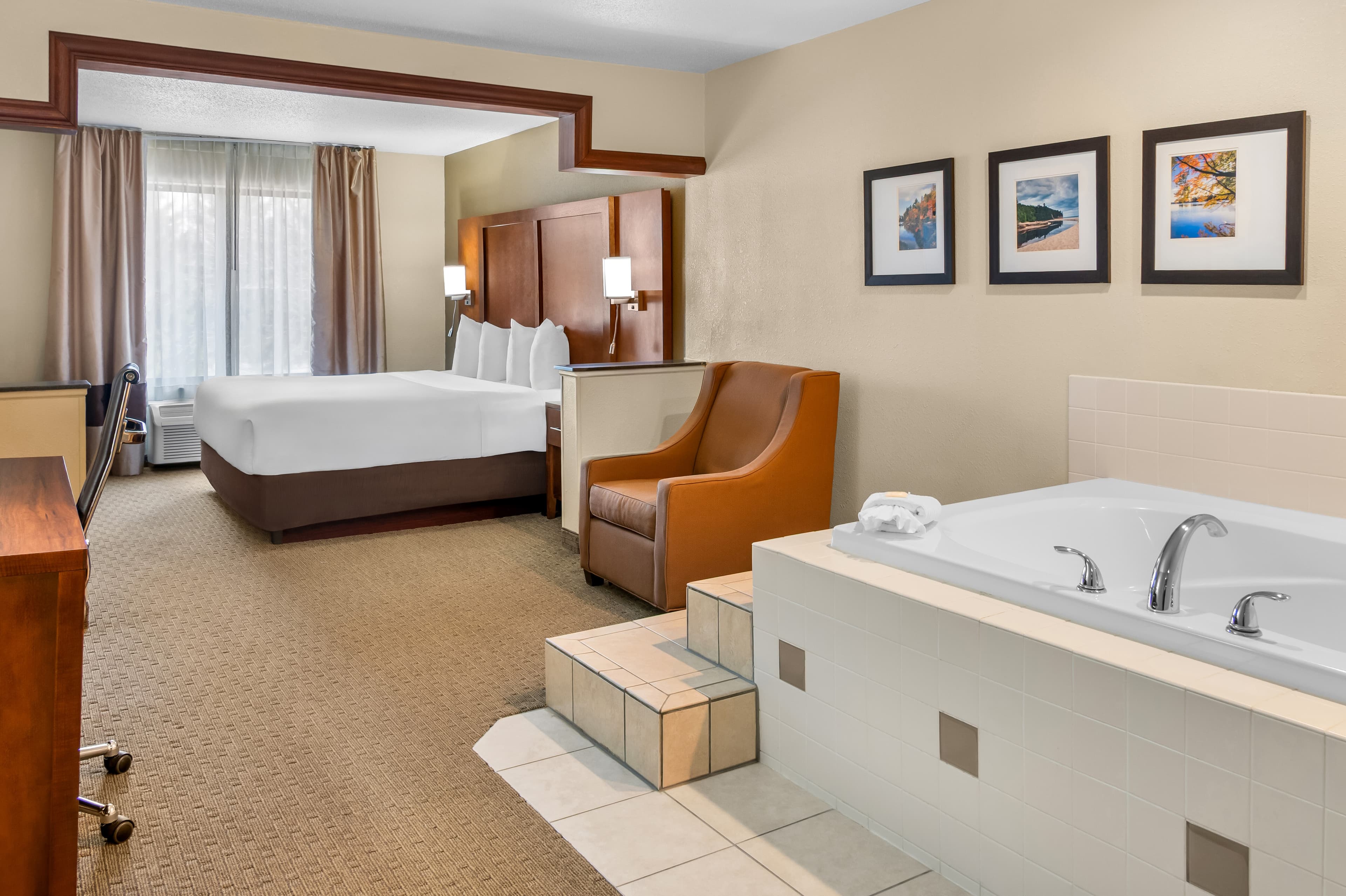 Comfort Suites Grand Rapids North - Image 4