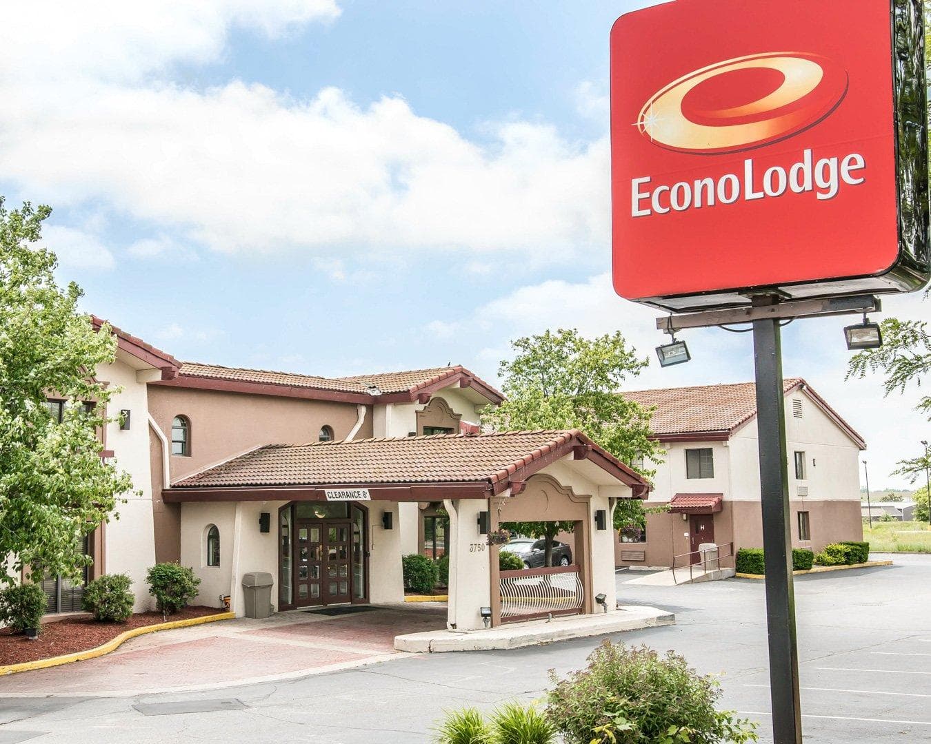 Econo Lodge Kalamazoo near Wings Stadium - Image 1